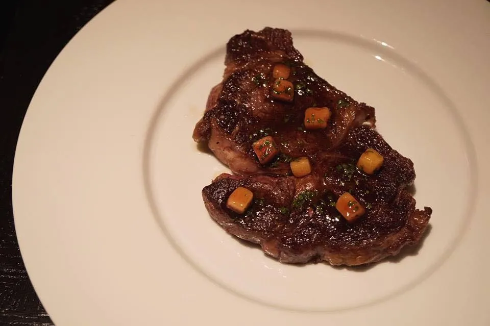 Hereford Ribeye (c.1830) Mushroom ketchup & triple cooked chips £48.00 มาถึงเมนูจานใหญ่ จากหนังสือที่ตีพิมพ์ในปี ค.ศ. 1830 ชื่อว่า The Cook and Housewife’s Manual by Mistress Meg Dodds คือเนื้อส่วนริบอายที่ย่างมาแบบ Medium rare สุกกำลังดี ราดด้วยซอสเนื้อ โดยมีลูกเล่นคือการนำส่วนมันของเนื้อหั่นเต๋า เซีย และนำมาโรยบนเนื้ออีกทีเวลาทานส่วนมันจะละลายในปากก่อนที่จะเคี้ยวส่วนเนื้อ ตัวเนื้อถือว่าทำออกมาได้ดีกว่ามาตรฐานมาก อร่อยสมกับระดับสองดาวมิชลินจริงๆ (16/20) แต่เชื่อเถอะว่า คนสั่งเมนูนี้ นอกจากทานเนื้อคุณภาพดีเเล้ว ยังแอบหวังชิมทีเด็ดคือ