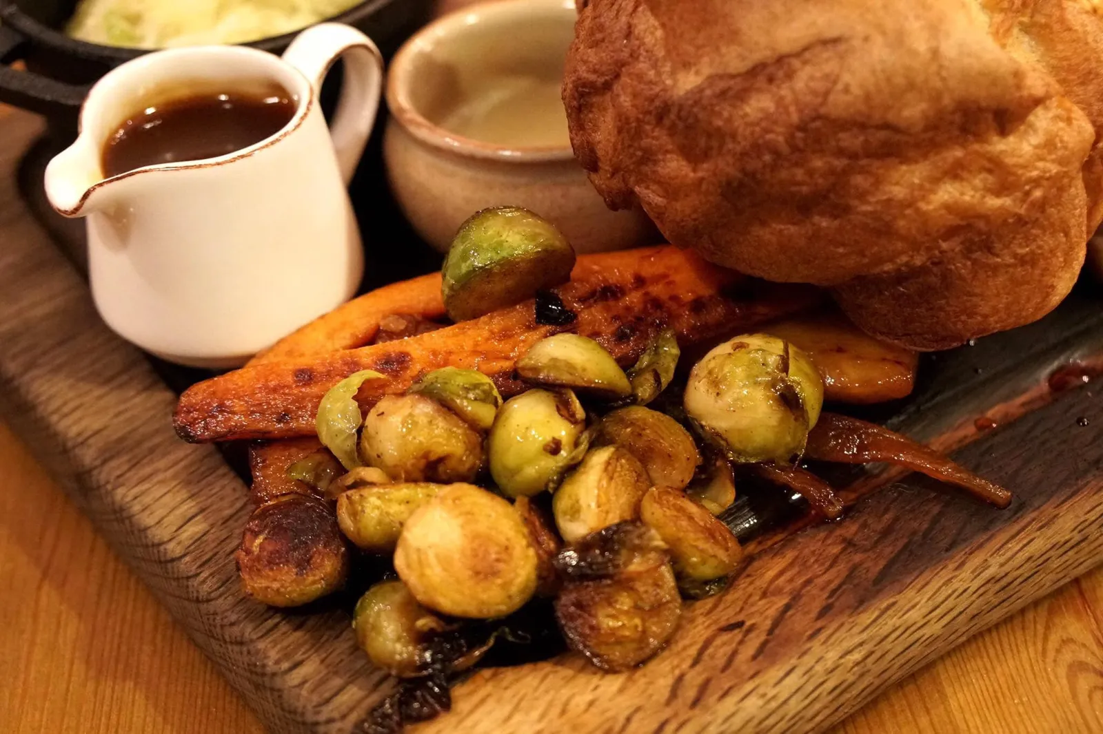 Roast Sirloin of 45 day aged Hereford beef with Yorkshire pudding, roast potatoes, cauliflower cheese croquettes, horseradish cream, root vegetables, bone marrow gravy and greens (£10 supplement) และยังมีผักเคียงสุดอร่อยคือ Brussels sprout ที่ผัดมาจนคาราเมลไลซ์หวานนำและมีรสขมเล็กๆเป็น aftertaste (13/20)