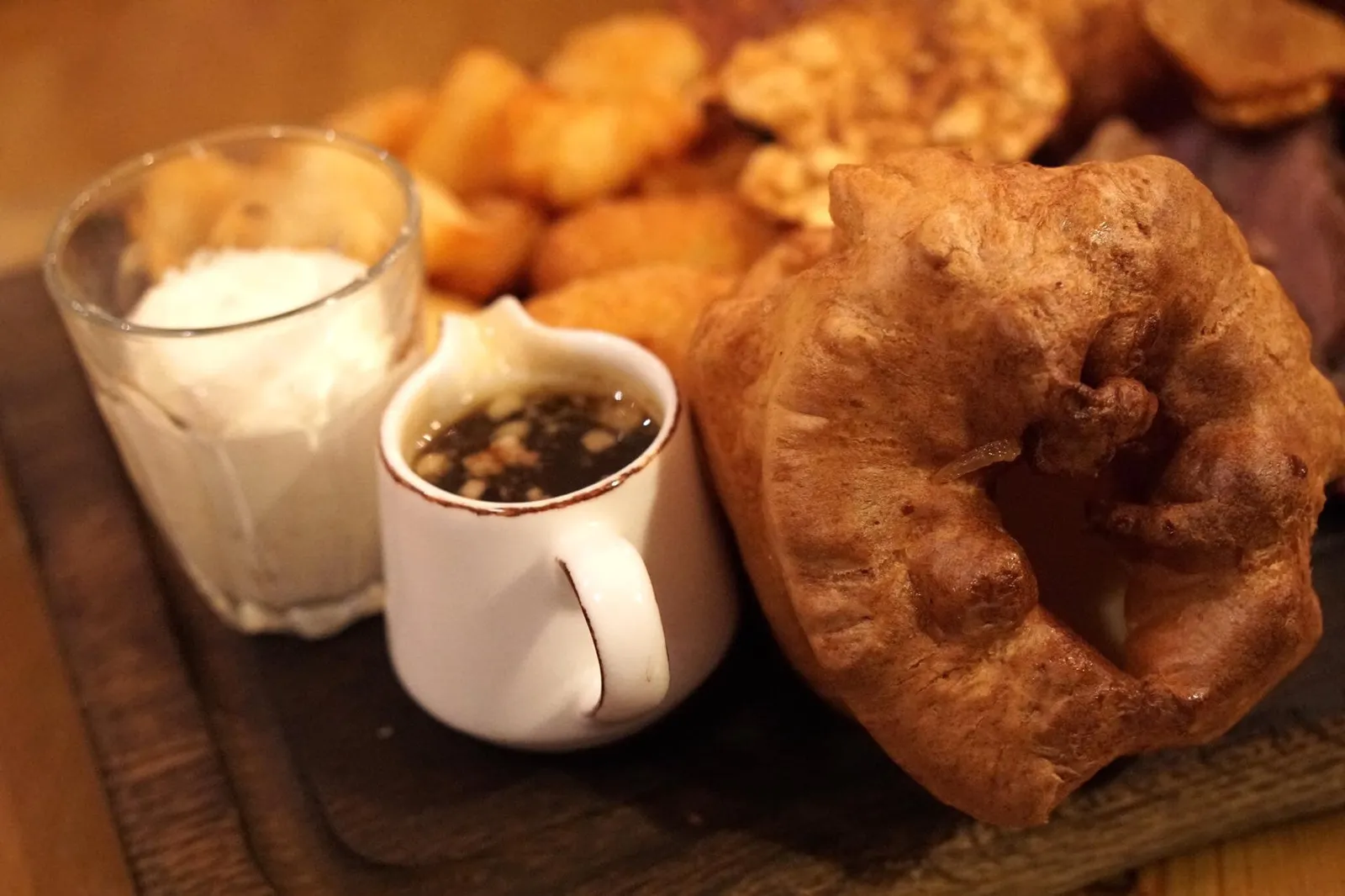 Roast Sirloin of 45 day aged Hereford beef with Yorkshire pudding, roast potatoes, cauliflower cheese croquettes, horseradish cream, root vegetables, bone marrow gravy and greens (£10 supplement) สำหรับเนื้อจะมีเครื่องเคียงคือ ซอสรสกลมกล่อม พุดดิ้งยอร์คเชียร์ มันฝรั่งเผาที่ทำออกมาได้อร่อยเหนือความคาดหมายมากๆ โครเก้ชีสก็อร่อย ไปๆมาๆ side dish ทำออกมาดีกว่า main dish เสียอีก (12/20)