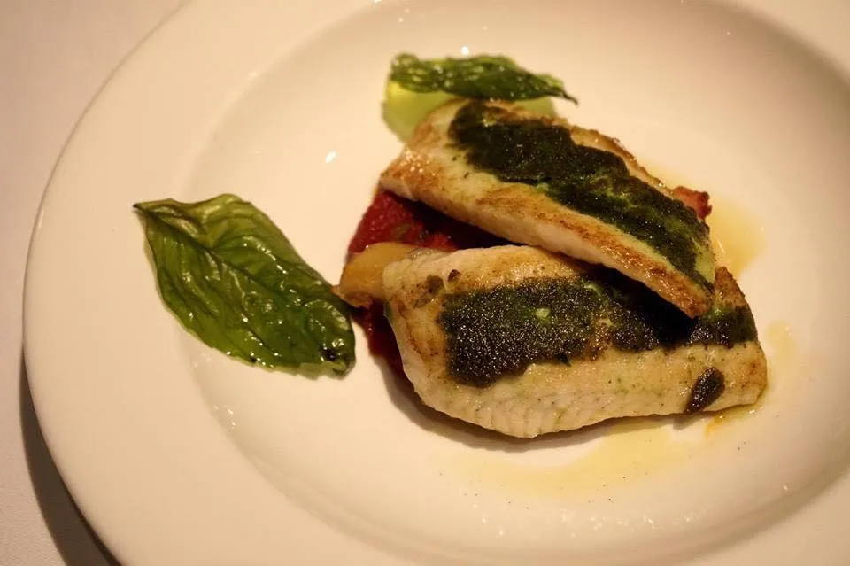 Passera in crosta di basilico, patate, olive nere e salsa di pomodoro (£28.50) Fillet of plaice in basil crust, potato, black olives and tomato sauce ปลาตาเดียวหั่นมาเป็นชิ้น ทอปด้วยกะเพราแล้วทอดจนกรอบมีกลิ่นหอมกะเพราะเเทรกในเนื้อปลา ด้านล่างเป็นซอสมะเขือเทศ มะกอกดำ มันฝรั่ง ขนาบข้างด้วยใบกะเพราทอดกรอบ เนื้อปลานุ่มกำลังดีเลย (14/20)