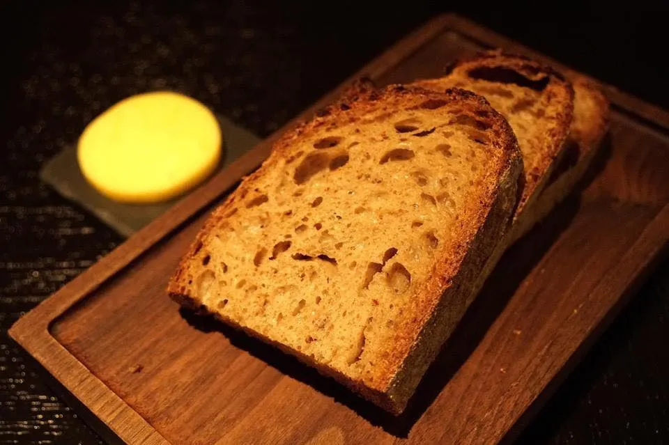Bread (Complimentary) ขนมปังคล้ายซาวโด ทานกับเนย มาที่นี่ทั้งที แนะนำให้เก็บท้องไว้ทานขนมปัง Meat Fruit ดีกว่า (10/20)