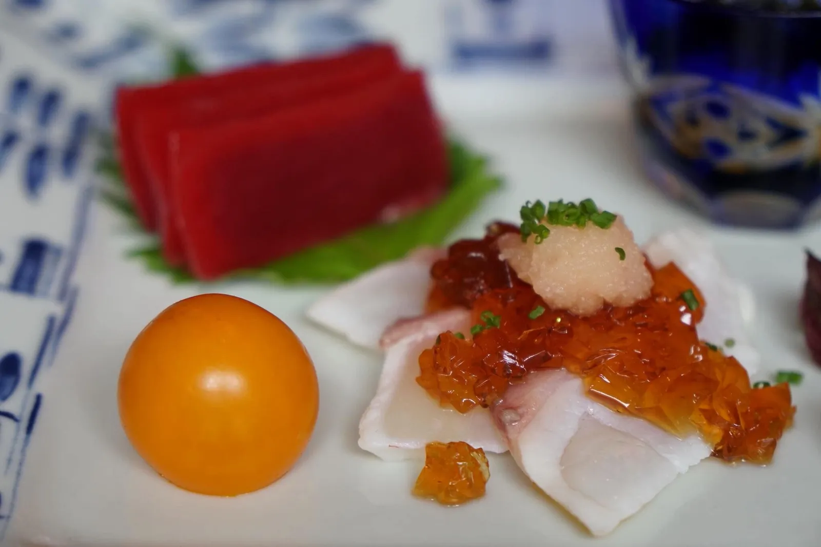 Tsukuri Sashimi of seabream, squid and tuna คอร์สที่สอง เป็นซาชิมิปลา seabream หรือปลาจาน โรยด้วยเจลลี่ซอสปอนซึ มีรสเปรี้ยวอมหวานเข้ากันได้ดีกับปลาเนื้อขาว, และซาชิมิปลาทูน่าส่วนอากามิ (14/20)