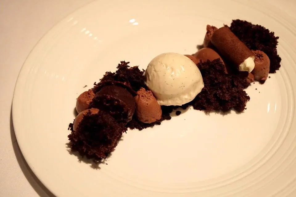 Degustazione di cioccolato “Amedei” (£12.50) Assortment of chocolate desserts ช็อกโกแลตในรูปแบบที่แตกต่างกันคือ ช็อกโกแลตเป็นชิ้น สปองจ์เค้ก มูส ครัมเบิ้ล ครีม และไอศกรีมไวท์ช็อกโกแลต อร่อยนะ เเต่ให้มาเยอะจนเลี่ยนไปหน่อย (13/20)