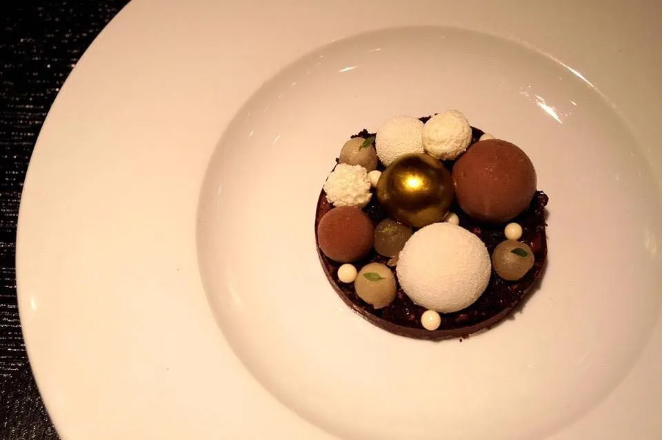 Chocolate Drops (c.1730) Malt cake, barley cream, white chocolate, chocolate & ale ice cream £20.00 ช็อกโกแลตดรอป เป็นเมนูจากหนังสือ The Complete Confectioner by Frederick Nutts ตีพิมพ์ในปี ค.ศ. 1790 เป็นเค้กมอลต์เนื้อเนียน ทานกับไวท์ช็อกโกแลต เสริมรสชาติด้วยไอศกรีมทำจากเหล้า Ale (15/20)