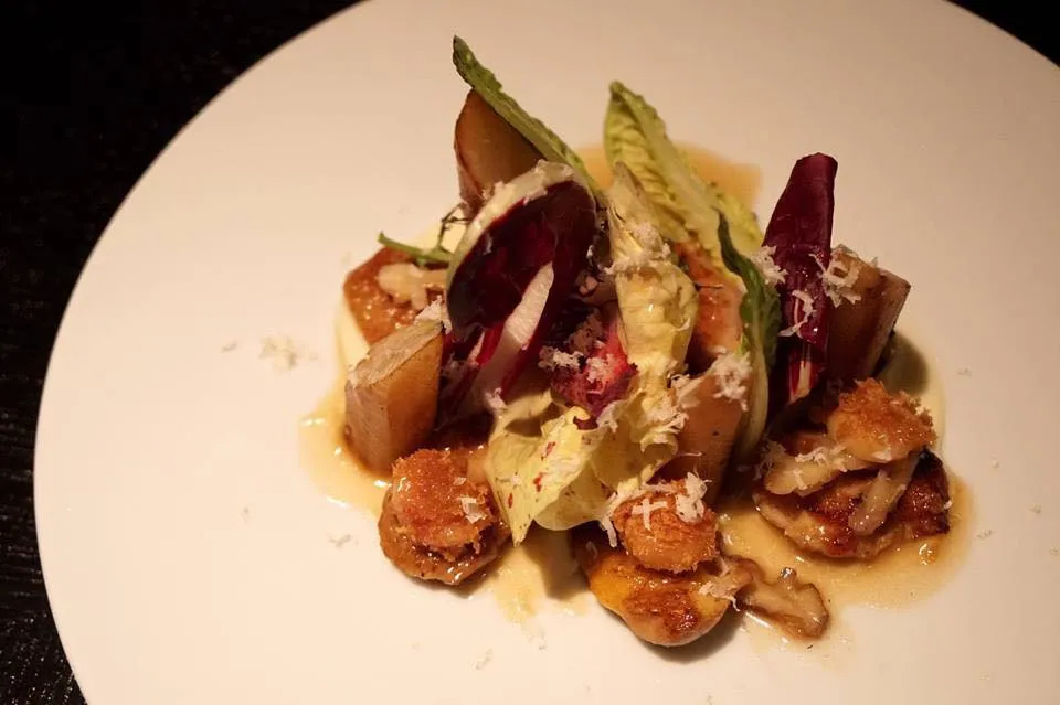 Salamagundy (c.1720) Chicken oysters, salsify, marrowbone, horseradish cream & pickled walnuts £24.00 ซาลามากันดี เมนูจากหนังสือ The Cook’s and The Confectioner’s Dictionary by John Nott ตีพิมพ์ในปี ค.ศ. 1720 คือ Chicken oyster หรือเนื้อไก่ชิ้นกลมรีขนาดเล็ก บริเวณกระดูก Ilium ของไก่ โดยที่หนึ่งตัวจะมีเพียงสองชิ้น (ซ้ายและขวา) มีเนื้อสัมผัสเเละรสที่นุ่มอร่อยกว่าส่วนอื่น นำไปคาราเมลไลซ์บนกระทะจนเนื้อนุ่มแต่หนังกรอบ โรยด้วยไขกระดูก เลือดวัว เสริมความเนียนด้วยฮอร์สเรดิชครีมและซัลซิฟาย ทานกับใบชาร์ดสีแดงและถั่ววอลนัทดองให้เนื้อสัมผัสกรอบเพื่อตัดกับความนุ่มของเนื้อไก่ มาแค่จานแรกก็อร่อยจนว้าวแล้ว หากดูเฉพาะส่วนผสมก็คือเมนูสลัดไก่เมื่อ 300 ปีก่อน แต่มีการนำเสนอ รวมถึงการคัดสรรวัตถุดิบที่ไม่ธรรมดา เเละนำเสนอออกมาได้อย่างน่าประทับใจสุดๆ (18/20)