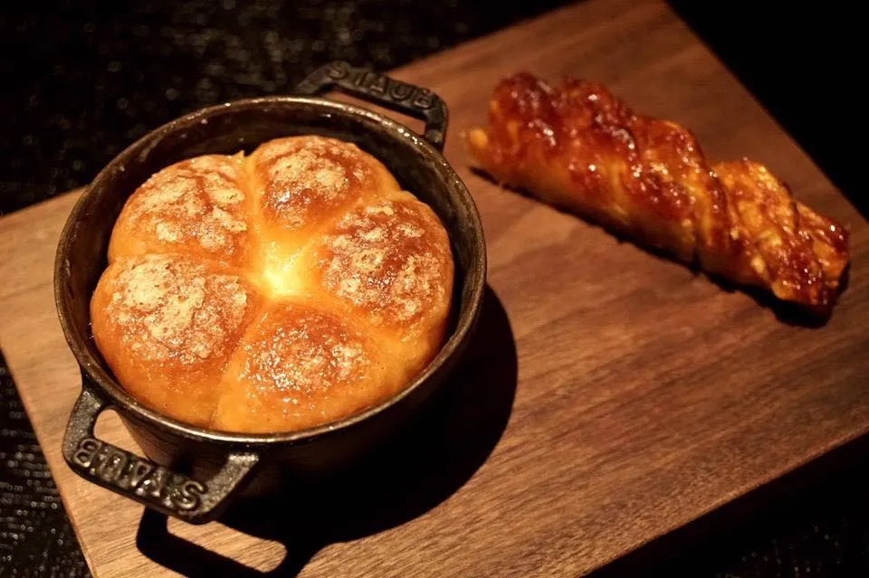Tipsy Cake (c.1810) Spit roast pineapple £18.50 เมนูของหวานขึ้นชื่อประจำร้าน เป็นอีกหนึ่งเมนู Iconic จนเป็นกระแสรวบคู่กับ Meat Fruit และเป็นเมนูที่ต้องสั่งล่วงหน้าถึง 40 นาที Tipsy cake ถูกถอดความมาจากหนังสือ The English cookery book by J.H. Walsh ตีพิมพ์ในปี ค.ศ. 1810 เป็นขนมปังบริยอชที่ชุ่มด้วยน้ำตาลและวานิลลา อบจนคาราเมลไลซ์ เสิร์ฟกับสับปะรดรสเปรี้ยวที่นำไปเซียจนคาราเมลไลซ์เช่นกัน เอาเป็นว่า ไม่ต้องสนใจสับปะรด ที่สุดคือตัวเค้กนี่แหละ ให้นึกถึงขนมปังบริยอชนุ่มๆที่ว่ากันว่าเป็นที่สุดของขนมปัง ชุ่มน้ำตาลและวานิลลาคล้ายกับขนมปังจิ้มนมข้นหวานบ้านเรา เเต่อร่อยกว่าและซับซ้อนกว่า กินอุ่นๆ ฟินมากจริงๆ (17/20)