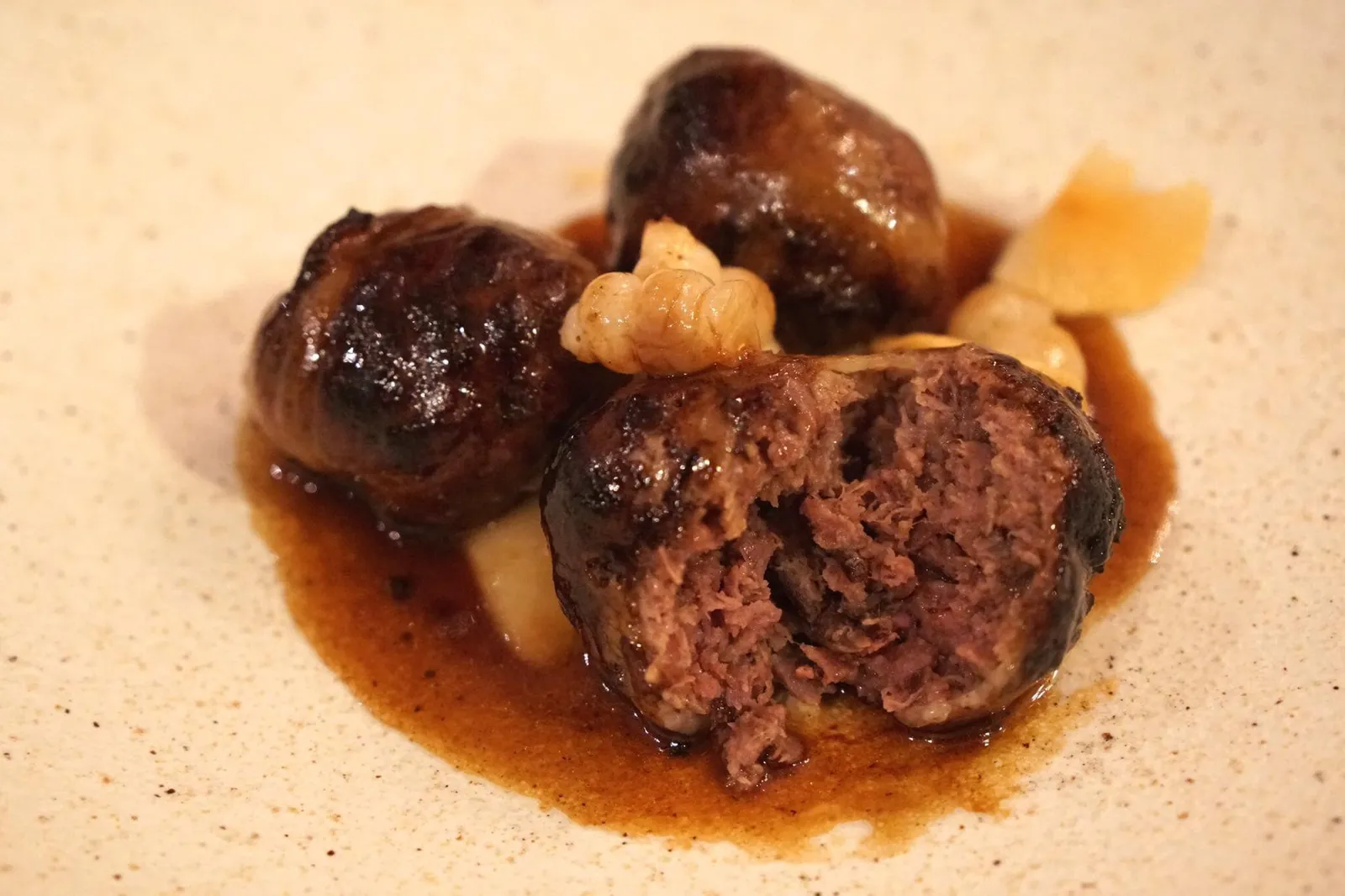 Venison faggots with Jerusalem artichoke and pickled crosnes เอาจริงๆว่ากันเฉพาะรสชาติมันคล้ายไส้กรอกอีสานบ้านเราเลย รสชาติเปรี้ยวนำ เหมือนกันมาก เเต่ด้วยความที่ข้างในเป็นเนื้อกวาง ทำให้เนื้อสัมผัสนุ่มกว่า หอมกว่า อร่อยกว่าไส้กรอกอีสานบ้านเราที่ข้างในจะแข็งหน่อยๆ ออ ... เเล้วส่วนไส้ที่หุ้มข้างนอกก็เหนียว นุ่ม แต่มีผิวบางมาก ถือว่าทำออกมาได้ดีเลย (14/20)