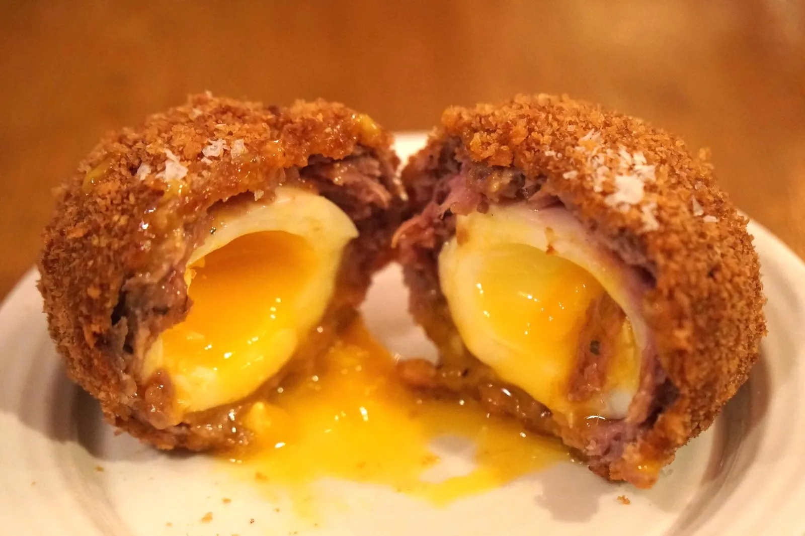 Harwood Arms venison Scotch egg (£5.50) ตัวไข่ข้างในเป็นยางมะตูม ละลายไปกับเนื้อกวาง ตัดกันกับเกล็ดขนมปังทอดกรอบด้านนอกที่ทำออกมากรอบกำลังดี ฟินสุดๆ ใครมาแล้วห้ามพลาดเด็ดขาด (16/20)