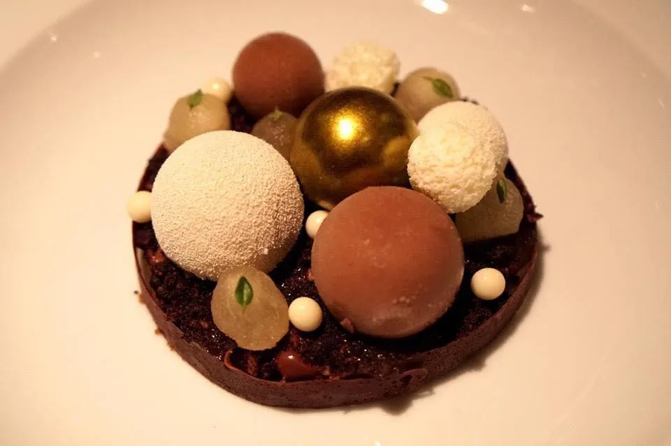 Chocolate Drops (c.1730) Malt cake, barley cream, white chocolate, chocolate & ale ice cream £20.00 ภายในจานเดียว แต่มีองค์ประกอบเยอะมาก รสชาติถือว่าดีตามมาตรฐาน แต่ยังไม่ถึงขนาดเป็นจานที่น่าจดจำเหมือนคอร์สอื่นๆ (15/20)