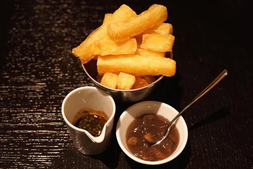 Hereford Ribeye (c.1830) Mushroom ketchup & triple cooked chips £48.00 Triple cooked chips เมนูมันฝรั่งทอดหรือเฟร้นฟรายซ์ หน้าตาธรรมดา แต่รสชาติไม่ธรรมดานี้เเหละ คือสุดยอดมันฝรั่งที่ว่ากันว่า อร่อยที่สุดในโลก บอกตรงๆว่าตอนเราไปทาน เราไม่ได้รู้เรื่องมันฝรั่งนี้เลย เพราะหาข้อมูลไปแต่ Meat fruit กับ Tipsy cake พอได้ลองชิม เเทนที่จะสนใจเนื้อจานใหญ่ตรงหน้า เรากลับพูดออกมาก่อนทันทีว่า “ทำไมเฟร้นฟรายอร่อยจัง” คือมันดีขนาดนั้น จนแย่งซีนเนื้อไปหมดเลย Triple cooked chips เป็นเมนูที่คิดค้นโดย Heston Blumenthal โดยการนำเฟร้นฟรายลงทอดทั้งหมดสามครั้ง จุดประสงค์กล่าวเป็นภาษาไทยง่ายๆคือ “มันฝรั่งทอดที่ข้างนอกต้องเคี้ยวกรอบ แต่ข้างในนิ่มเหมือนนุ่น” เมนูนี้กลายเป็นที่นิยมอย่างมาก มีการพูดปากต่อปาก และถูกใช้ในร้านอาหารมากมาย ทั้งร้าน Fine dining สุดหรู รวมไปถึงร้านสเต๊กทั่วโลก ถึงขนาดมีเชฟบางคนบินมาลอนดอนเพื่อมาชิมเเค่เฟร้นฟรายนี่ จะได้นำรสชาติต้นฉบับกลับไปทำขายที่ร้านตัวเองด้วยซ้ำ พูดมานาน เอาเป็นว่า มันอร่อยจริงๆ หากไปแล้วอย่าลืมสั่งมาลองทานกันนะ (17/20)