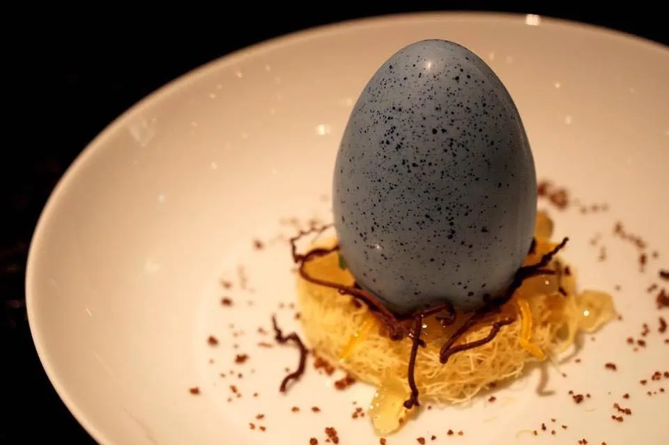 Eggs in Verjuice (c.1730) Verbena & coconut pannacotta, coffee parfait, verjuice & citrus £18.50 ไข่มังกร เอ้ย ... ไข่ในเวจูส เมนูจากหนังสือ Royal Cookery by Patrick Lamb ตีพิมพ์ในปี ค.ศ. 1730 คือพานาคอตต้ามะพร้าวที่มีกลิ่นของดอกเวอบีน่า ทานกับพาเฟต์กาแฟ ตัดด้วยซิตรัสและน้ำผลไม้รสเปรี้ยว ห่อในไข่ทำจากไวท์ช็อกโกแลตผสมเลมอน รองข้างล่างด้วยขนม Kataifi ทรงคล้ายรังนกทำจากน้ำผึ้ง และกับเจลลี่รสหวาน (16/20)