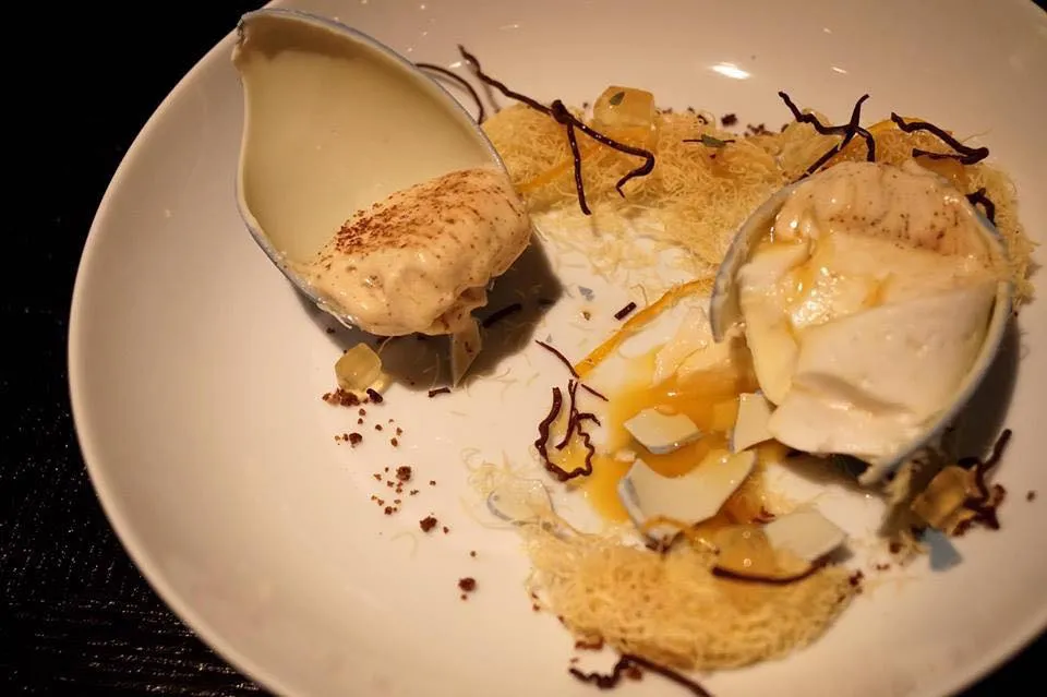 Eggs in Verjuice (c.1730) Verbena & coconut pannacotta, coffee parfait, verjuice & citrus £18.50 วิธีทาน ให้ใช้ช้อนตอกไข่เบาๆ ข้างในจะเเตกออก มีน้ำคล้ายไข่แดงเยิ้มออกมา สังเกตเห็นว่าไข่ขาวคือพานาคอตต้า ส่วนสีน้ำตาลคือพาเฟ่ต์กาแฟ ทานสลับกับเปลือกไข่ไวท์ช็อกโกแลต จานนี้งานนำเสนอเอาไปเต็มสิบ ส่วนในด้านรสชาติ ถือว่าทำออกมาได้ดีตามมาตรฐานร้านอาหารระดับสองดาวมิชลิน (16/20)