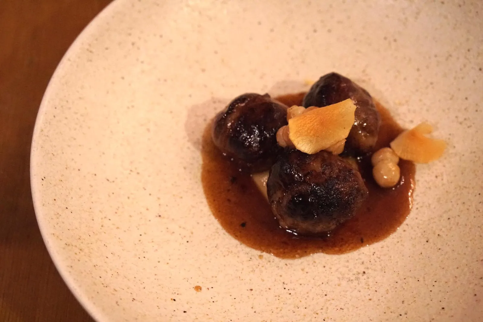 Venison faggots with Jerusalem artichoke and pickled crosnes สำหรับจานนี้คือลูกชิ้นเนื้อกวางทานกับ Jerusalem artichoke หรือชื่อภาษาไทยว่าแก่นตะวัน และ pickled crosnes หรือถั่วด้วงนำไปดอง (14/20)
