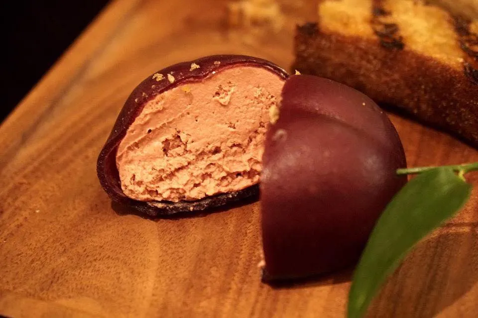 Plum Meat Fruit (c.1500) Spiced red wine, chicken liver parfait & grilled bread £22.50 เนื้อเนียนขนาดไหน ดูจากรูปได้เลย น่าเสียดายที่รูปบอกกลิ่นเเละรสชาติไม่ได้ ว่ากันว่า พาเฟ่ต์กับไก่ที่นี่ อร่อยที่สุดในโลก เราก็เห็นด้วย เพราะก็ยังนึกไม่ออกว่า พาเฟ่ต์จานหนึ่งจะอร่อยกว่านี้ได้ยังไง (17/20)