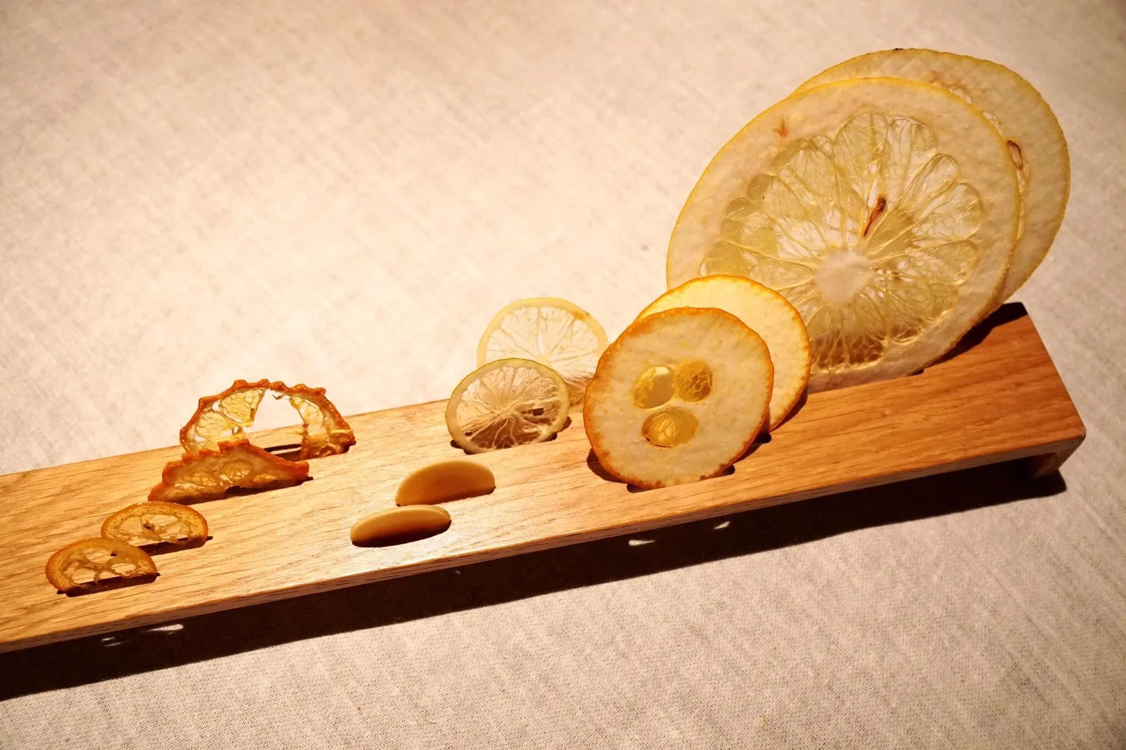 PETIT FOURS Citrus fruit from the Orangeries of Schönbrunn and white chocolate สำหรับอย่างแรกคือผลไม้รสเปรี้ยวที่ปลูกในสวนส้มของพระวังเชินบรุนน์