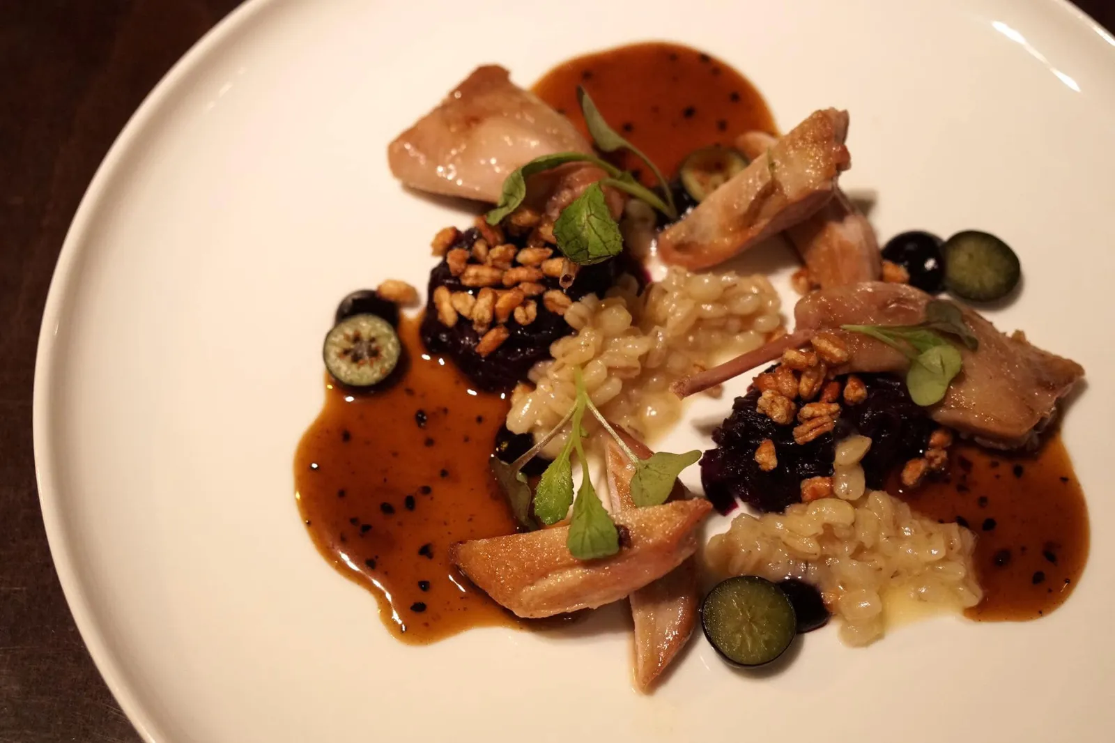 Quail with Pearl Barley and Cranberries (3,950 HUF) เนื้อนกกระทาส่วนอก และน่องสองข้าง ทอดมาแบบสุกพอดี ผิวด้านนอกมีสีเหลืองสวยงาม เนื้อด้านนอกกรอบ แต่ด้านในนุ่มมากๆ ทานกับรีซอตโต้กลิ่นหอมทำจากข้าวสาลี ตัดรสชาติด้วยผลเครนเบอรี่รสหวานอมเปรี้ยว อร่อยมากจริงๆ (15/20)