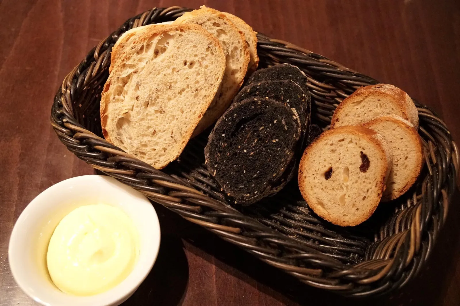 Homemade Bread cashew nut, squid ink, caraway seed ขนมปังมีสามแบบคือขนมปังเมล็ดมะม่วงหิมพานต์ ขนมปังหมึกดำของปลาหมึก และขนมปังเมล็ดคาราเวย์ ทานกับเนย โดยรวมแล้วขนมปังหมึกดำรสชาติดีสุด (12/20)