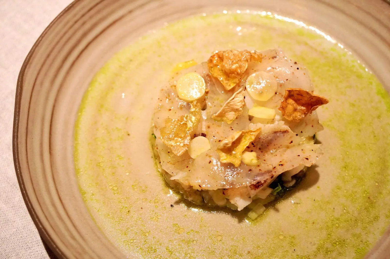 PIKE–PERCH Pike–perch with fermented Asparagus & Soya Beans ส่วนท้องปลาไพค์เพิร์ชนำไปกงฟีกับถั่วเหลืองหมักและถั่วเหลืองแห้ง มีความนุ่มเนียน และมีกลิ่นหอมธรรมชาติของเนื้อปลา เริ่มจากนำปลาไพค์เพิร์ชไปมาริเนทกับน้ำมันพริกเสฉวน มีหน่อไม้ฝรั่งขาวนำไปหมักเป็นระยะเวลาสามอาทิตย์ และบ่มไว้อีกหกเดือนทำให้มีรสเปรี้ยว และมีกลิ่นเฉพาะตัว สุดท้ายด้านบนเป็นหนังปลาทอดกรอบ และยังมีแตงกวาอบกรอบอีกด้วย ราดด้วยน้ำมันพาสลีย์ผสมกับน้ำหมักทำจากหน่อไม้ฝรั่ง ออกรสเปรี้ยวๆมันๆ ตัดรสหวานของเนื้อปลาได้ดี