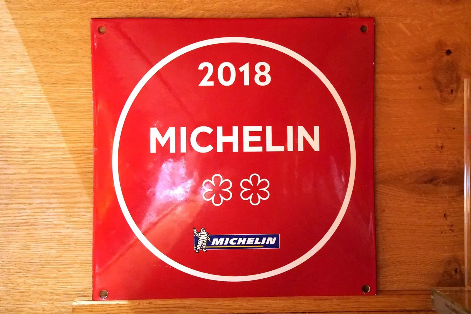 ⭐️⭐️ 2 Michelin Star - 2 ดาวมิชลิน 👨🏻🍳👨🏻🍳👨🏻🍳👨🏻🍳 19 Points Gault-Millau (4 Torques) - 19 คะแนน โกท- มิโจไกด์ (หมวก 4 ใบ) 🏵 2019 World’s Best Restaurant No.17 - ร้านอาหารที่ดีที่สุดในโลก อันดับที่ 17