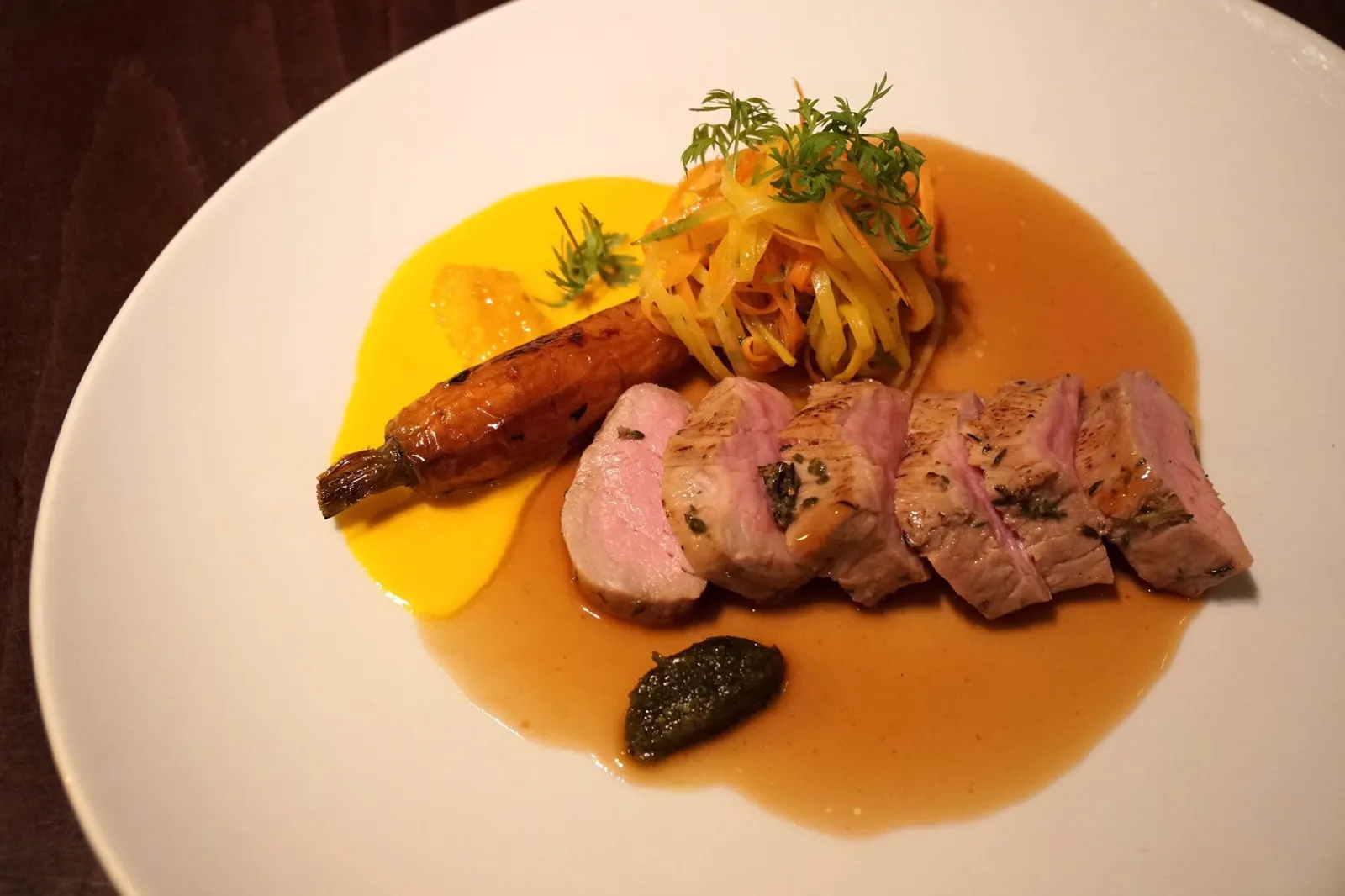 Veal Tenderloin with Carrot and Rucola (6,950 HUF) เนื้อลูกวัวส่วนสันใน เนื้อนุ่มใช้ได้ ไม่มีกลิ่นของเนื้อวัวเลย ราดด้วย Ginger and carrot sauce รสหวาน มีกลิ่นขิงเพียงอ่อนๆ ด้านข้างคือแครอทย่าง ข้างนอกสุกแต่ข้างในยังคงหวานฉ่ำ มีเเครอทหลายสีสไลด์มาให้รสชาติที่เเตกต่างกัน ด้านล่างคือ Rocket pesto ที่มีกลิ่นของเบซิลตัดกับกลิ่นของแครอทได้ดีมากๆ (14/20)