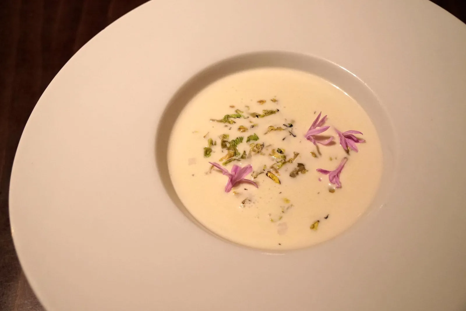 Lettuce Soup with Scallops and Polenta (2,350 HUF) สำหรับซุปที่นี่ เราขอเรียกว่าซุปสลัด เป็นผักกาดหอมซอย รองด้านล่างด้วยหอยเชลล์และโปเลนต้าเนื้อเนียน ปัญหาคือตัวซุปที่รสชาติไม่มีอะไรพิเศษเลย เหมือนเอาน้ำสลัดปริมาณมากหน่อยมาราดผักสลัดลงไป โดยรวมรสชาติถือว่าธรรมดาไปหน่อยสำหรับร้านอาหารระดับนี้ (12/20)