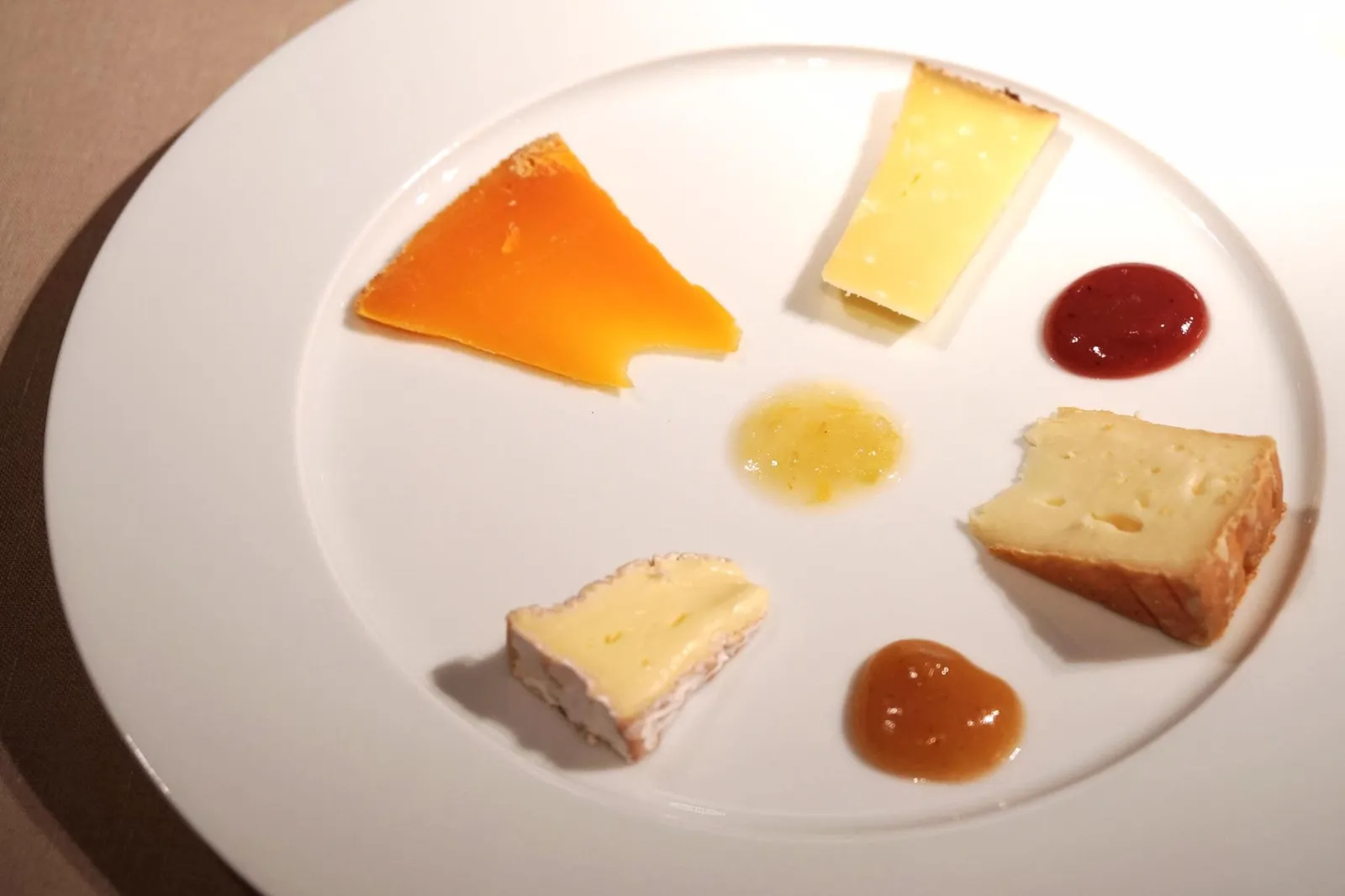 🧀 Raw milk cheese from Maître Affineur Antony ชีสที่เราเลือกชิมคือ Mimolette คือชิ้นสีส้ม, Livalot คือชิ้นที่มีขอบสีแดง, Comté ด้านบน และสุดท้ายคือ Camembert ด้านล่าง ทานกับซอสแพร์ กูสเบอร์รี่แอปเปิ้ล และซอสเลมอนตรงกลาง (18/20)