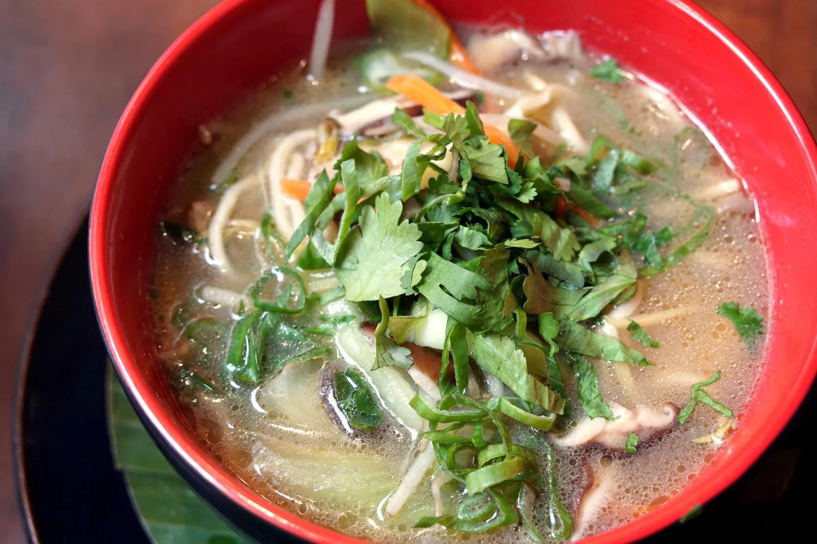 WON TON (€ 14,50) hausgemachte Teigtaschen gefüllt mit mariniertem Schweinefleisch in der Hühnerbrühe ซุปเกี๊ยวหมูใส่ก๋วยเตี๋ยวที่ทางร้านทำเอง จานนี้สำหรับเราถือว่ายังไม่ผ่าน ตัวน้ำซุปรสชาติไม่กลมกล่อม ไส้หมูในเกี๊ยวรสชาติยังไม่ดีเท่าไหร่ เส้นก๋วยเตี๋ยวนิ่มไปหน่อย (6/20)