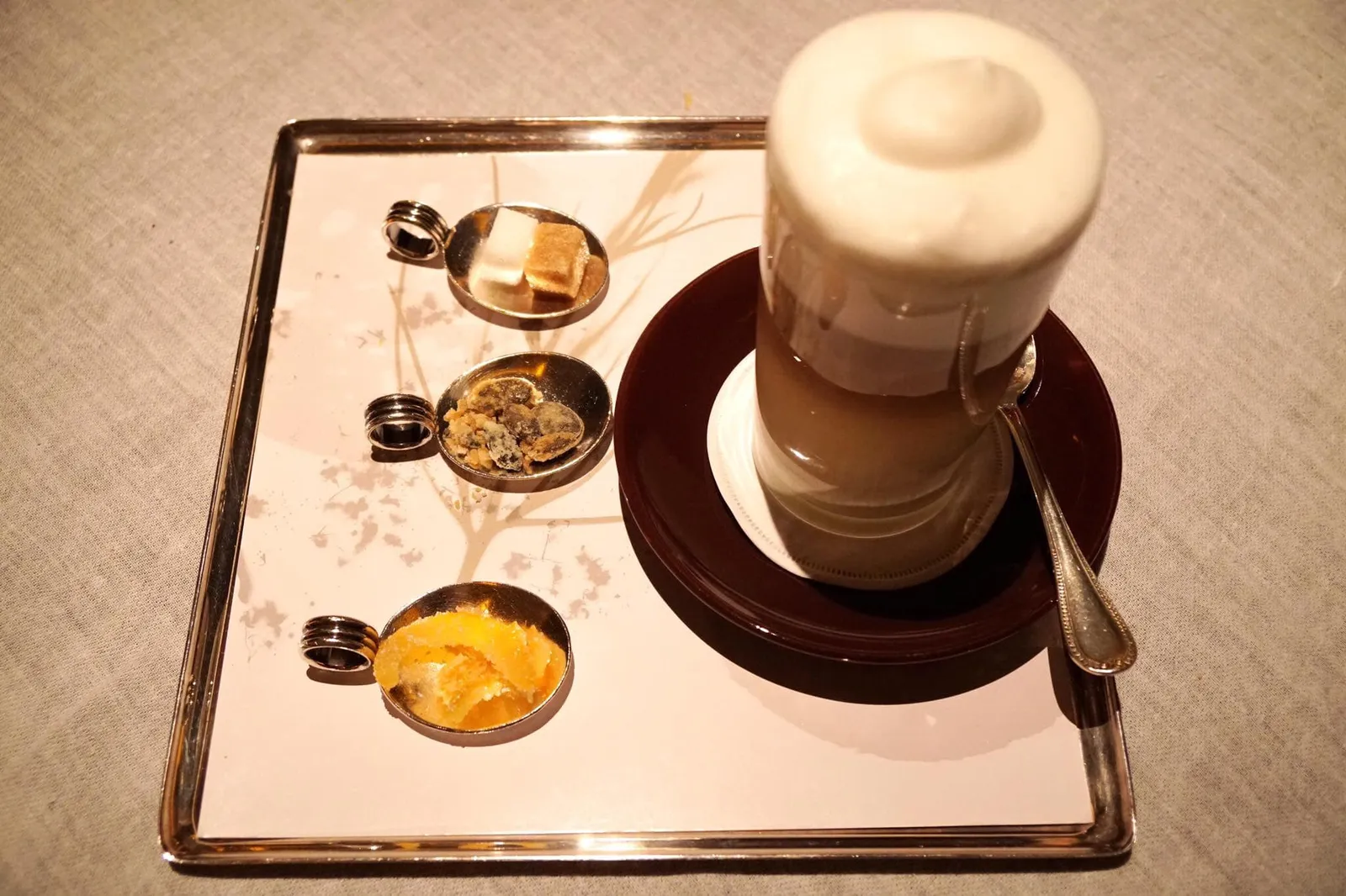 - Cafe Latte (9 EUR) กาแฟลาเต้ทานกับผิวส้ม เมล็ดพืช