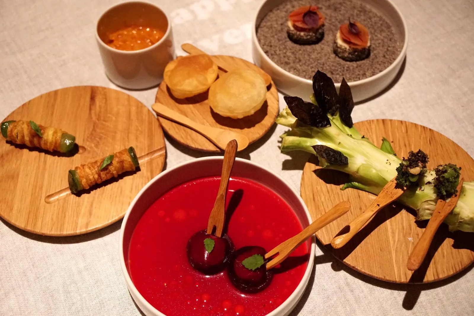 AMUSE BOUCHE สำหรับเซ็ทอมูสบูชหรืออาหารเรียกน้ำย่อยมีห้าอย่างด้วยกันคือ - Beetroot with sour cream and lemon juice - Typical Austrian dumpling with plum and poppy seeds - Baby cucumber with crispy potatoes - Fried bread with cabbage flavored with paprika dipping sauce - Broccoli with broccoli coins and walnuts