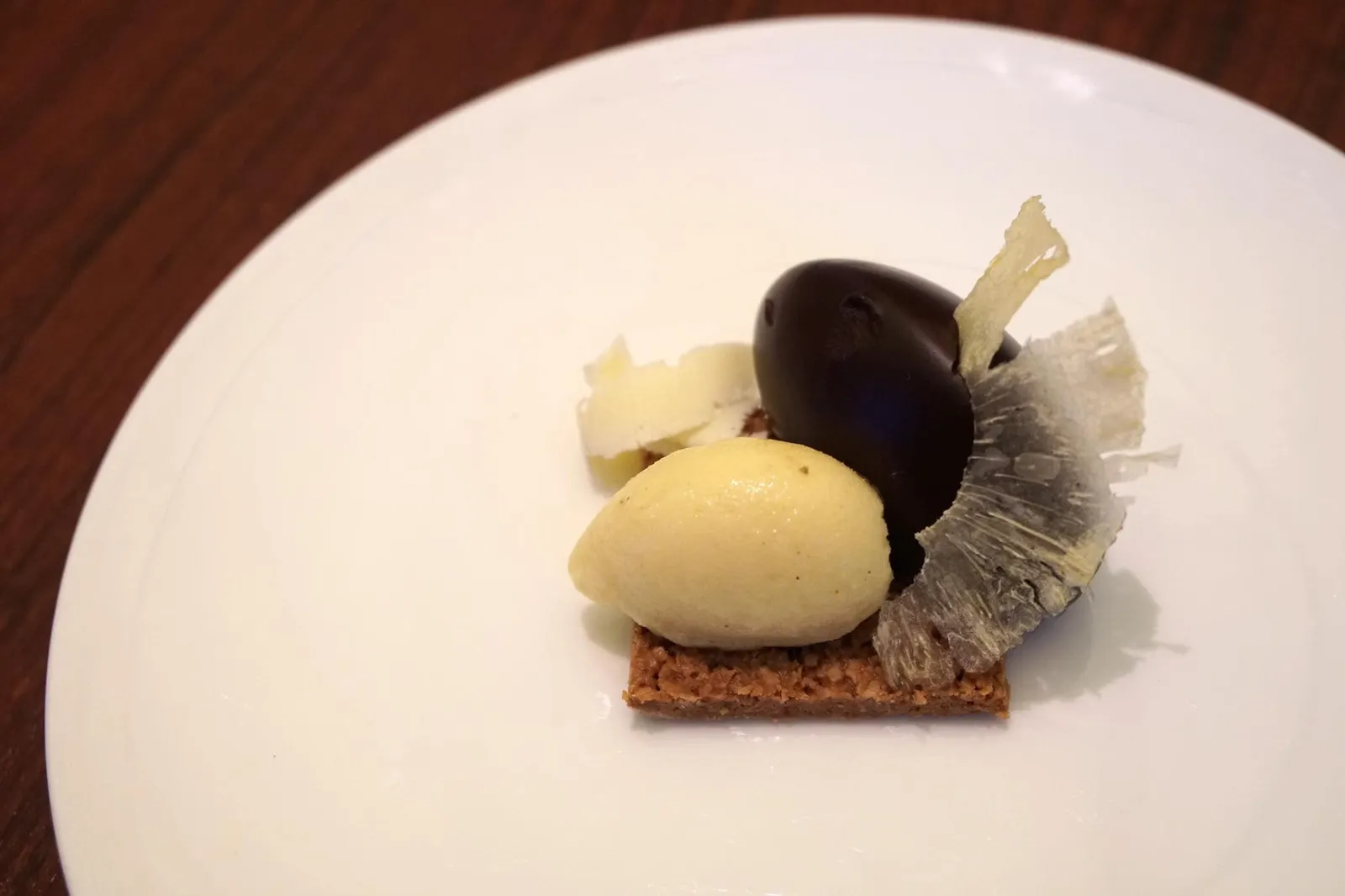 Manjari chocolate, pineapple, pepper & espuma of sparkling wine 🍫 ขนมช็อกโกแลตมันจารีรสหวาน และไอศกรีมสับปะรดรสเปรี้ยว รองด้านล่างด้วยแผ่นแครกเกอร์กรอบ (14/20)