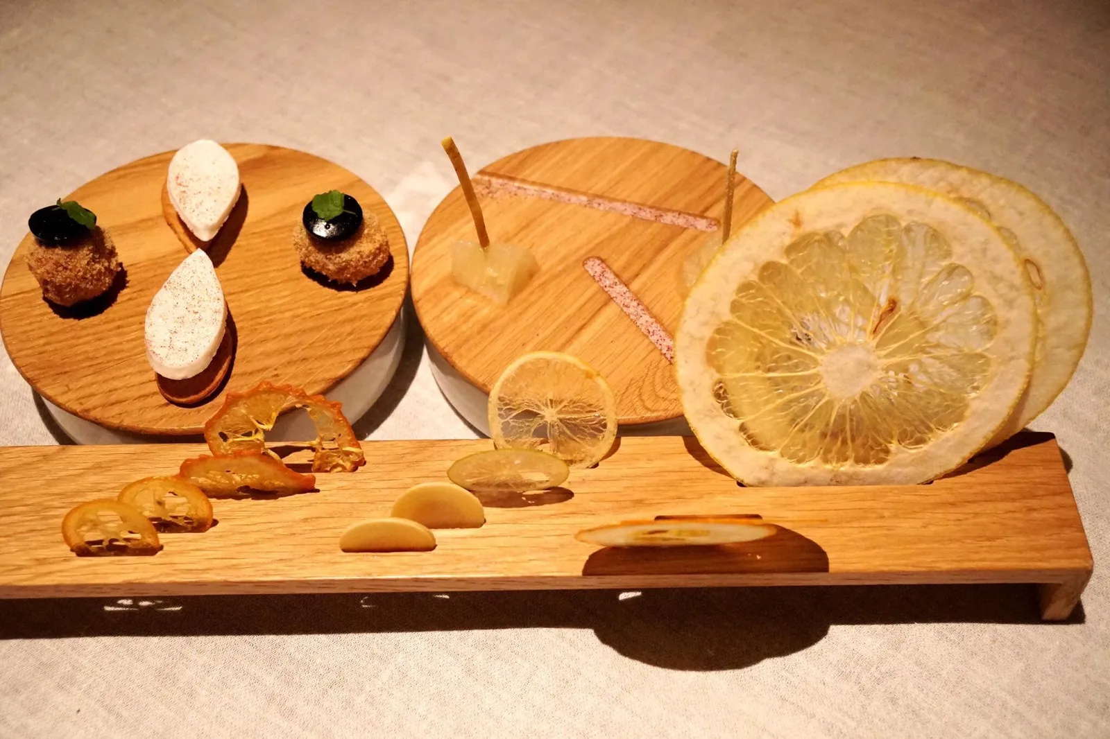 PETIT FOURS - Citrus fruit from the Orangeries of Schönbrunn and white chocolate - Pomelo with lemon sugar - Dumplings with elderberry lemon jelly and meringue เปอตีโฟว์ที่นี่มาเป็นเซ็ตใหญ่
