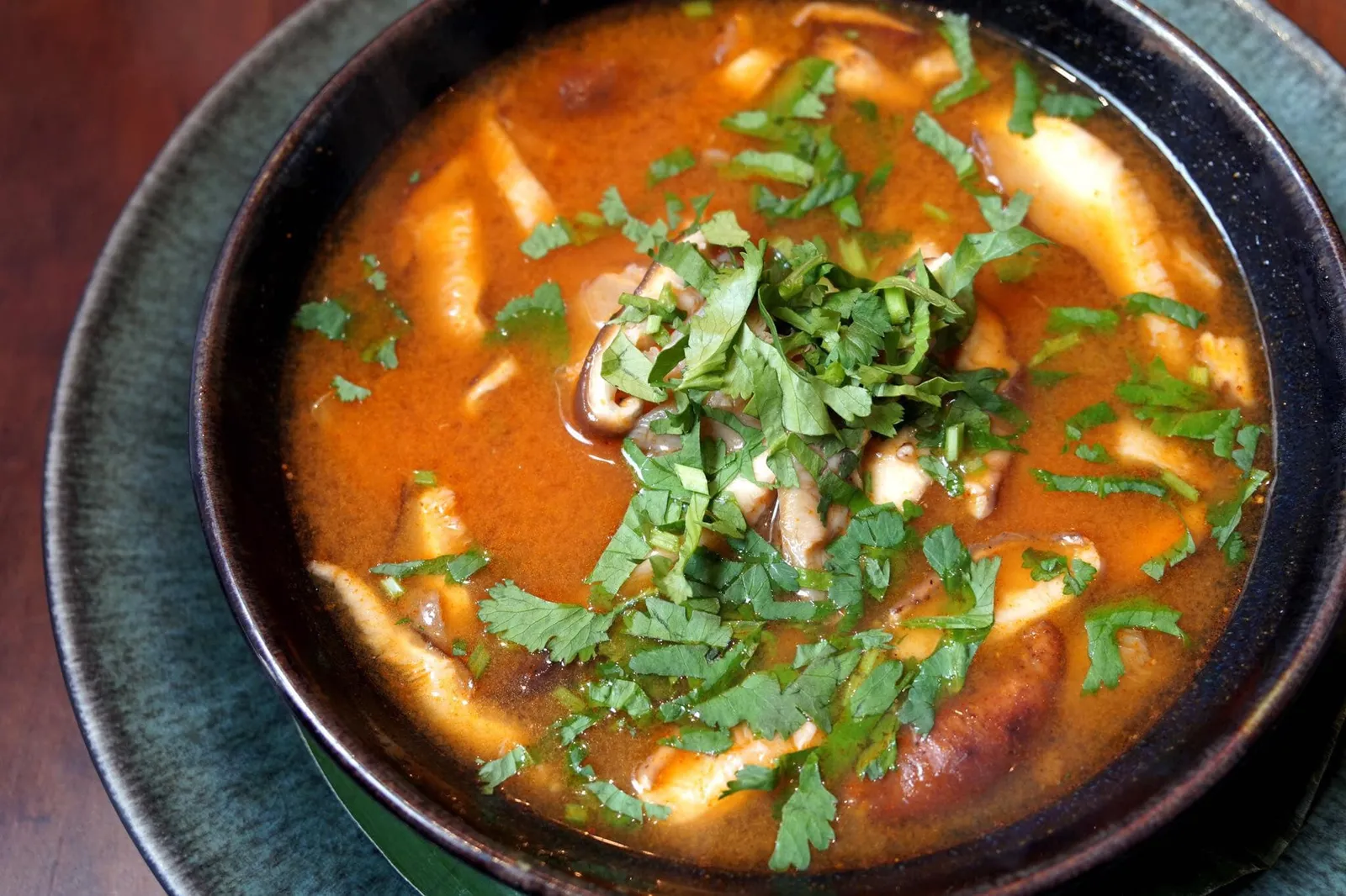 TOM YAM GOONG (€ 8,50) scharfe, thailändische Garnelensuppe mit Zitronengras und Koriander ต้มยำกุ้งทำออกมารสชาติยุโรป แม้ว่าจะไม่ได้รสเผ็ดร้อนแบบบ้านเรา เเต่ทีรสเปรี้ยวหวานใช้ได้ และกลิ่นสมุนไพรที่ใส่มา ถือว่าโอเคเลยสำหรับร้านอาหารยุโรปทำอาหารไทย กุ้งสุกเกินไปเล็กน้อย สามารถทานรวดเดียวหมดได้เลย (10/20)