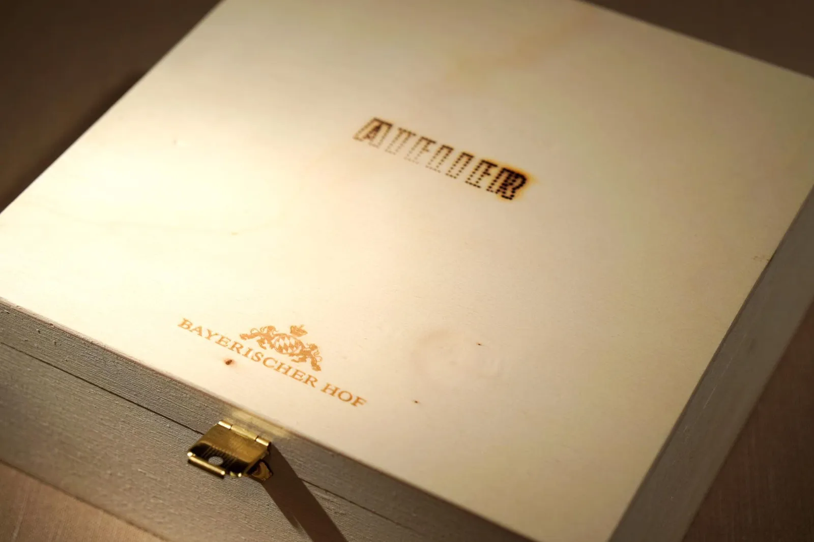 🍫 Atelier Chocolate Box สุดท้ายหากใครไปฉลองครบรอบหรือโอกาสสำคัญต่างๆที่ร้าน จะได้ของหวานปิดท้ายที่ทางร้านมอบให้เราเนื่องในวันครบรอบ 9 ปี เป็นเค้กช็อกโกแลตสอดไส้เบอร์รี่ใส่กล่องไม้ที่มีคำอวยพรและลายเซ็นจากเชฟ นอกจากจะเป็นเซอร์ไพรส์เเล้วรสชาติยังอร่อยสุดๆไปเลย (14/20)