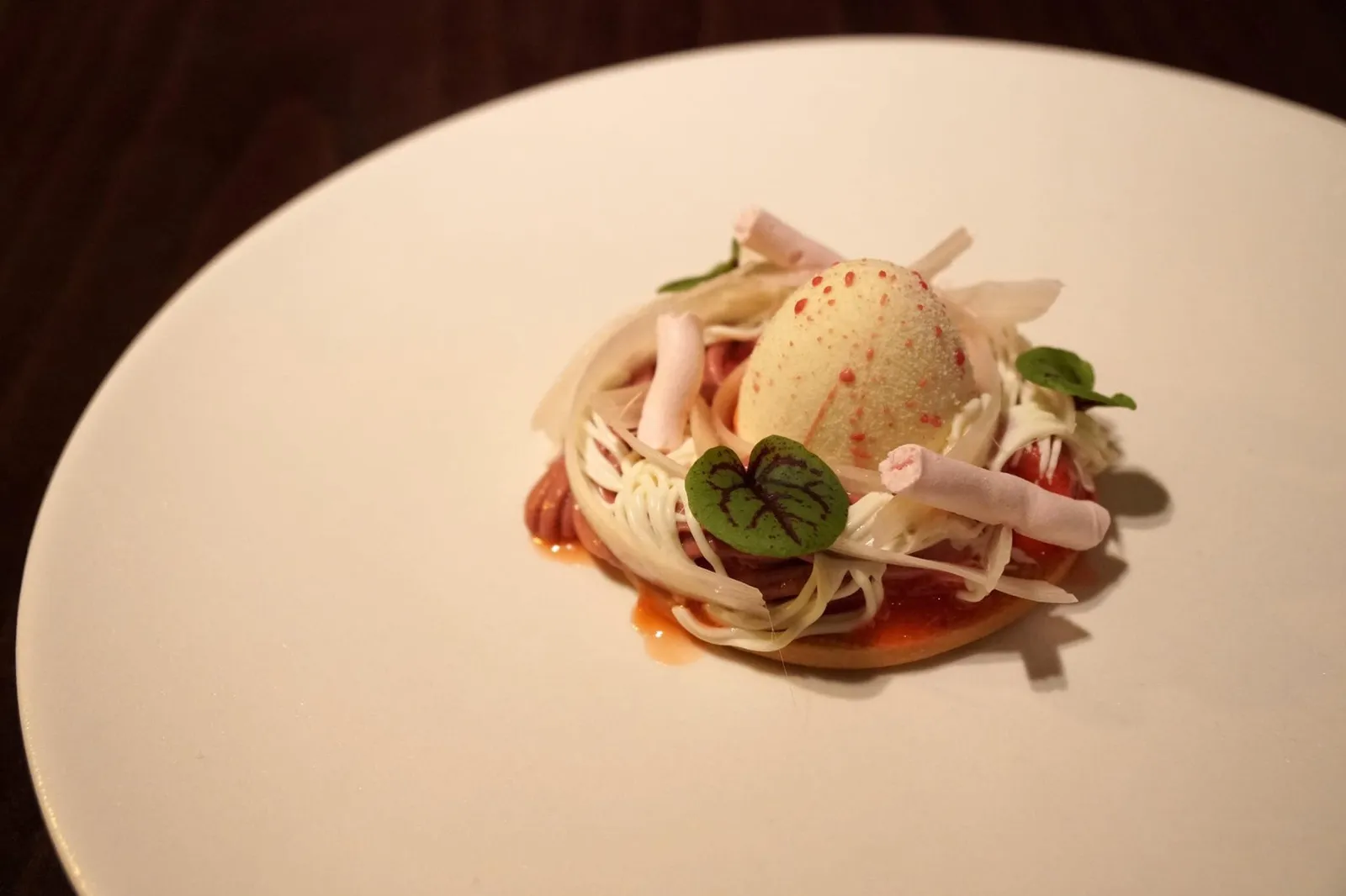 White Chocolate, Rhubarb, Rose (2,450 HUF) ไวท์ช็อกโกแลตรูปไข่เนื้อเนียนสอดไส้สตรอเบอร์รี่ ล้อมรอบด้วยรูบาร์บสไลด์และรูบาร์บครีมที่ทำออกไม่ไม่มีกลิ่นเลย สีชมพูคือเมอแรงก์กุหลาบรสหวาน มีกลิ่นหอม ละลายในปาก อร่อยใช้ได้เลยทีเดียว (13/20)
