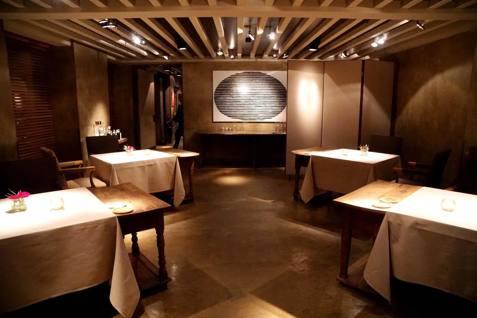 ✨ การตกแต่งภายในร้านออกแบบโดย Axel Vervoordt บริษัทออกแบบภายในระดับโลกสัญชาติเบลเยี่ยม โต๊ะทานอาหารใช้วัสดุทำจากไม้ปูทับด้วยผ้าปูโต๊ะสีขาว ห้องอาหารใช้ไฟโทนสีเหลืองนวล ดูหรูหราสมกับเป็นร้านอาหารระดับทอปของยุโรป