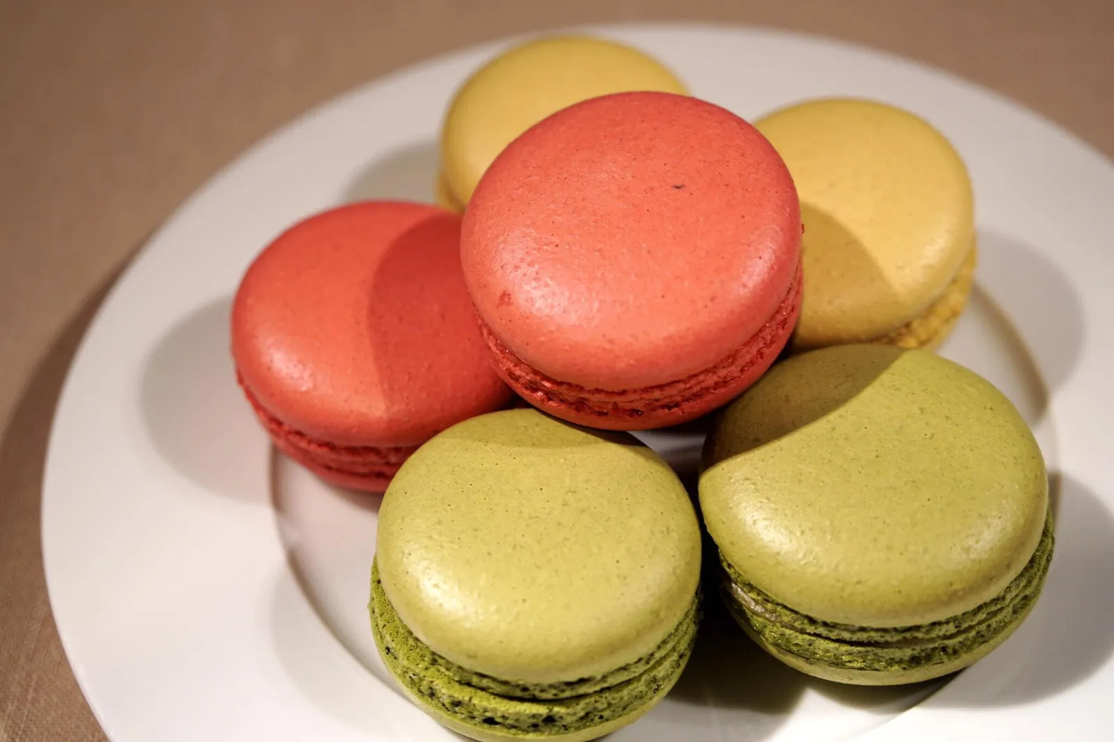 Macarons Strawberry Honey bread & apple syrup Pistachio มาการองสามอย่างคือ สีแดงคือสตรอเบอร์รี่ สีเหลืองคือขนมปังน้ำผึ้งและแอปเปิ้ลไซรัป สีเขียวคือพิสตาชิโอ ขนมมาการองสวยงามมาก มีขาเรียงเท่ากันทุกชิ้น กัดแล้วผิวไม่แตกเลย รสชาติดีมาก คุณภาพมาการองดีงามกว่า Laduree ที่ปารีสเสียอีก (18/20)