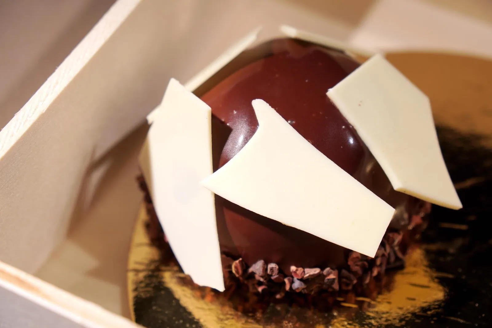 🍫 Atelier Chocolate Box เค้กช็อกโกแลตเนื้อนุ่ม หวาน อร่อย ด้านบนเป็นแผ่นไวท์ช็อกโกแลต สอดไส้เบอร์รี่รสเปรี้ยว อร่อยมากๆ (14/20)