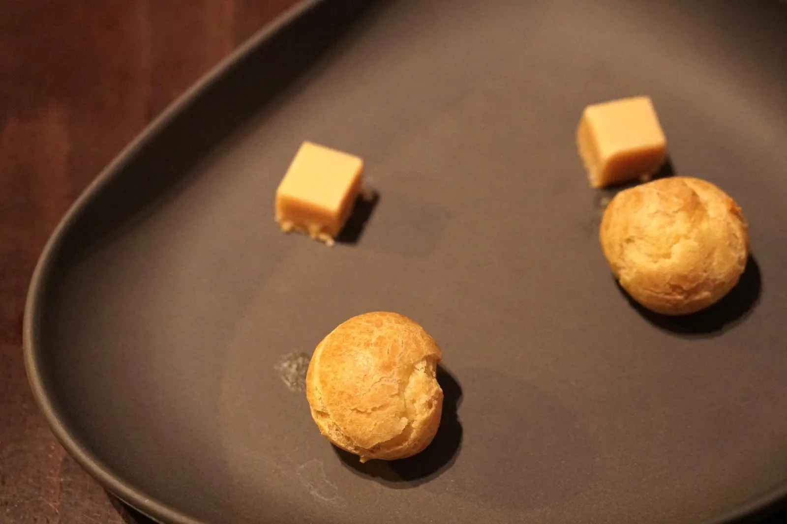 Petit Four passion fruit choux, caramel cake ปิดท้ายมื้ออาหารด้วยขนมชูกสอดไส้เสาวรสรสเปรี้ยว และคาราเมลเค้กชิ้นจิ๋วรสหวาน (11/20)