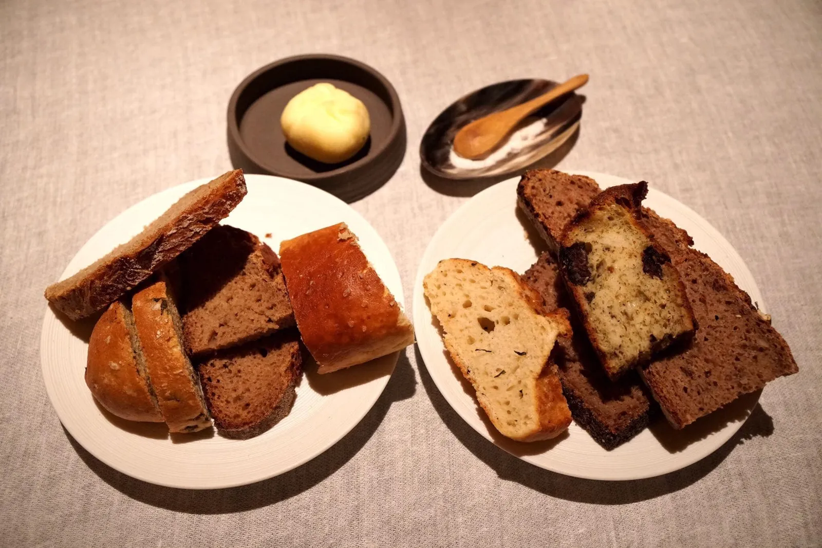 SELECTIONS OF BREAD ทีเด็ดคือ Homemade blood sausage, Twiced baked sourdough, Pretzel, ขนมปังอบลาเวนเดอร์, ขนมปังชีส Parmigiano Reggiano, ขนมปัง Buckwheat, Poppy seed bread อร่อยมากจริงๆ