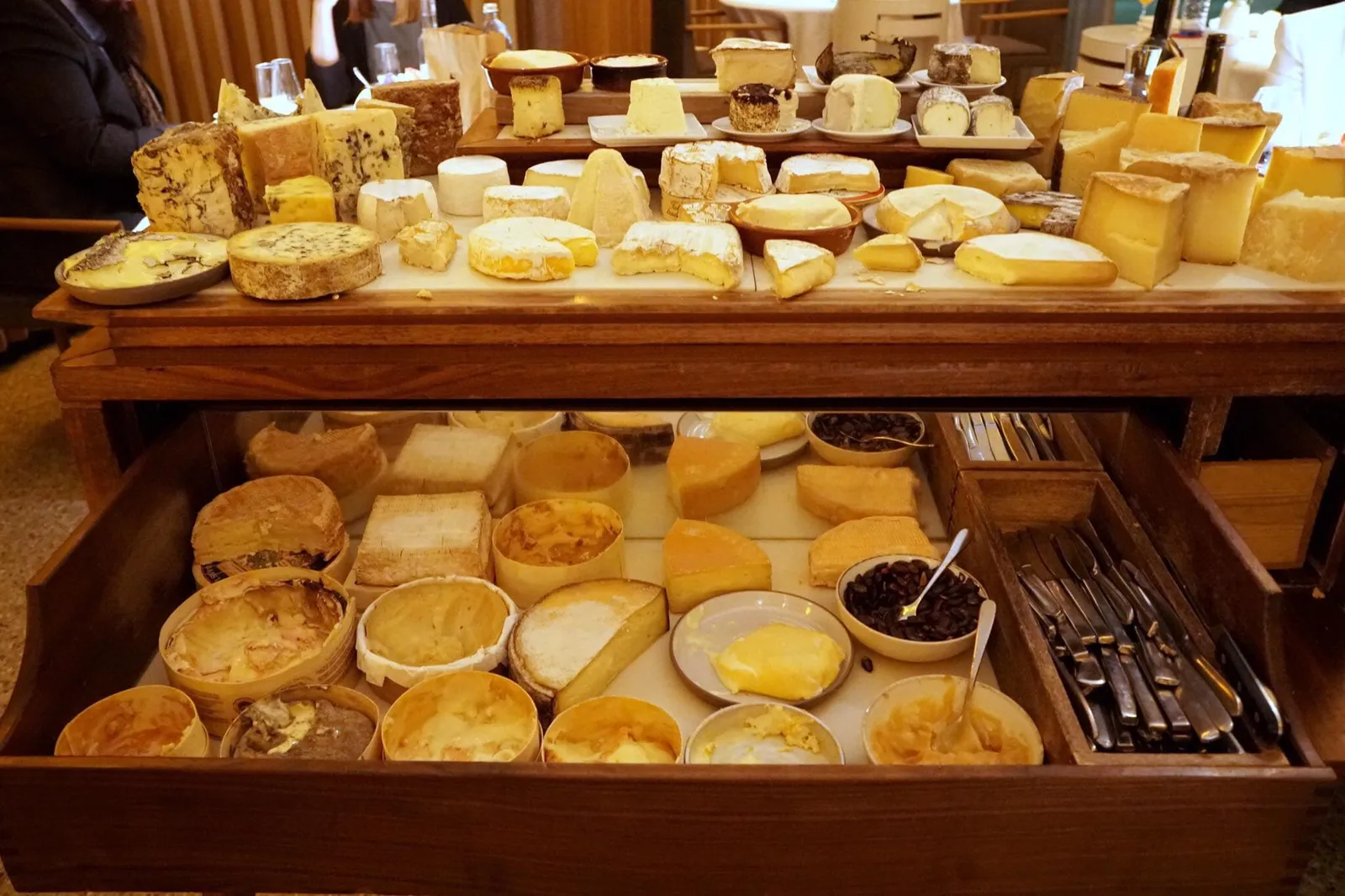 SELECTED CHEESES FROM OUR MEIEREI Bergfichte, Camembert, Roter Brie & Livarot รสเข็นชีสมีให้เลือกมากกว่ายี่สิบชนิด ทานกับแยมควินซ์และเมล็ดธัญพืช