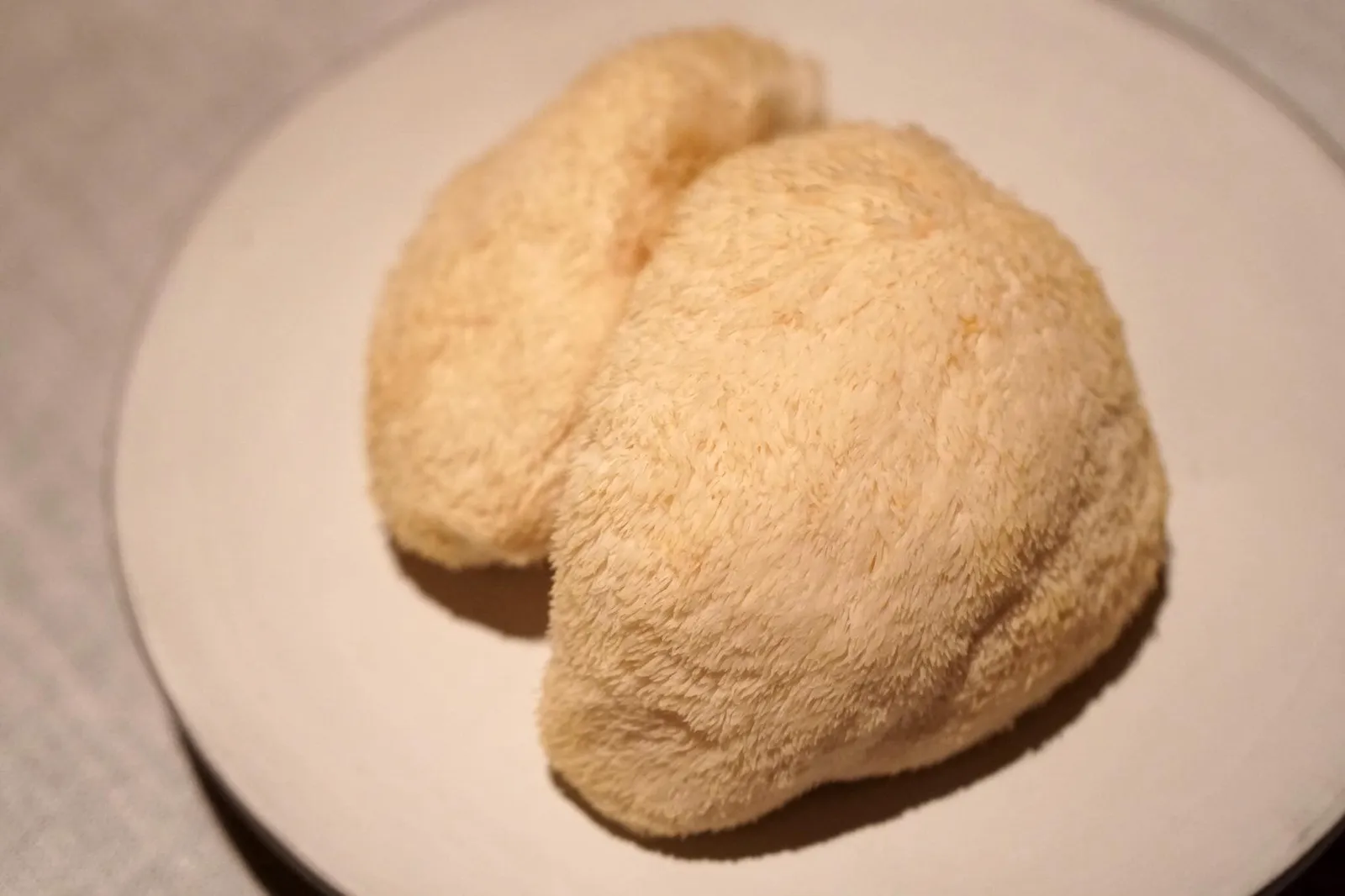 POM POM BLANC Pom Pom Blanc with Oat, Albina Beet & Perilla ถัดมาทางคือเห็ด ปอม ปอม บล็อง โดยทางร้านจะนำเห็ดสดๆมาให้ดูก่อน