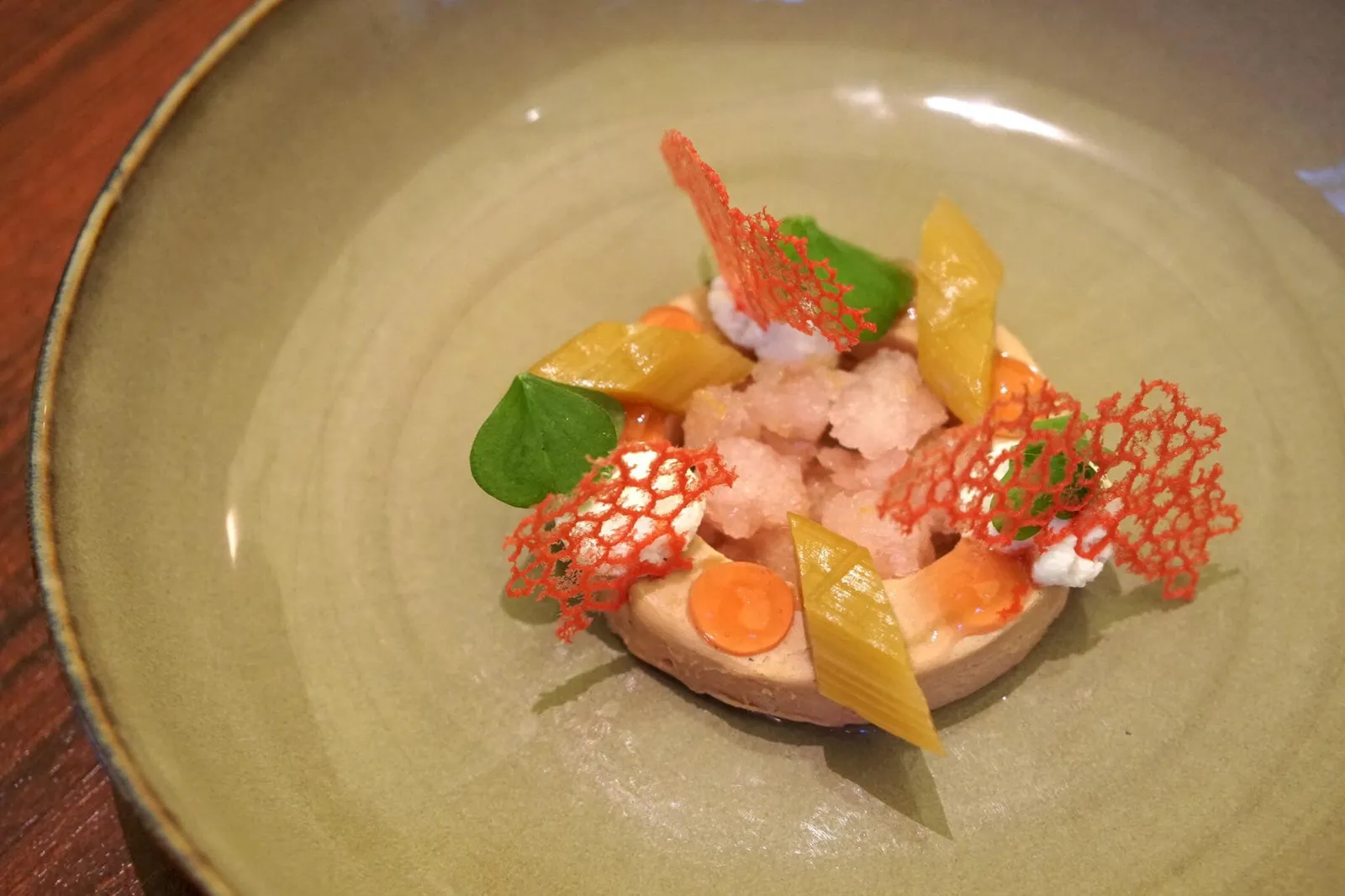 Goose liver, brioche, rhubarb & goat cheese 🇫🇷 ตับห่านเนื้อเนียน ไม่มีกลิ่นคาว ทอปด้านบนด้วยรูบาร์บ ชีสนมแกะ ตรงกลางเป็นน้ำแข็งไสช่วยตัดกลิ่นคาวของตับห่านได้ดี (14/20)