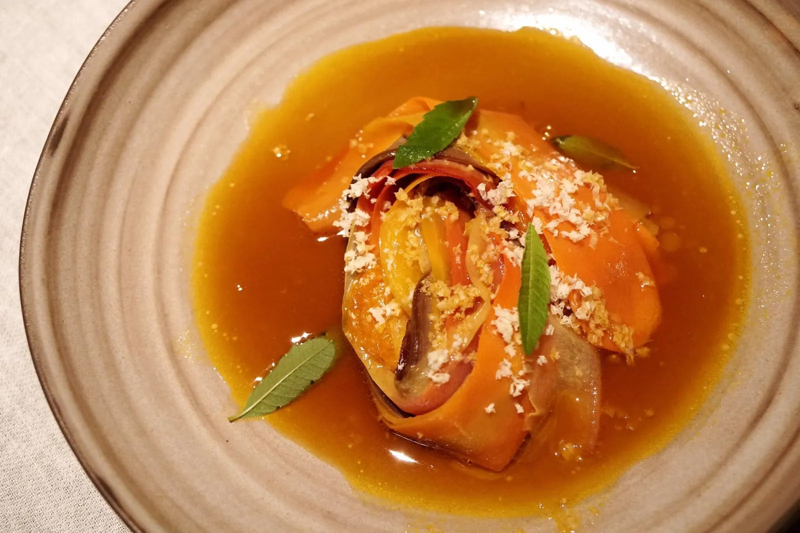 VEAL TONGUE Carrot Variety with Tangerine, Veal Tongue & Radish จานถัดมาคือลิ้นวัวฝานบาง นำไปหมักและรมควันจนเนื้อนุ่มและมีกลิ่นหอม ด้านบนคือเเครอทหลากหลายพันธุ์ มีรสชาติ ความหวาน ความเปรี้ยว กลิ่น และเนื้อสัมผัสที่แตกต่างกันออกไป นอกจากนี้ยังมีขิง ส้มเขียวหวานอบแห้งหมักกับวิสกี้และเลมอน ฮอร์สแรดิช และเลมอนเวอบีนา ลูกเล่นของจานนี้คือการเปรียบเทียบเนื้อสัมผัสของลิ้นวัวและเเครอท รวมไปถึงรสชาติเปรี้ยวหวานที่เเตกต่างกันของเเครอทพันธุ์ต่างๆ มีกลิ่นหอมอ่อนๆของส้มเข้ากันได้อย่างดี