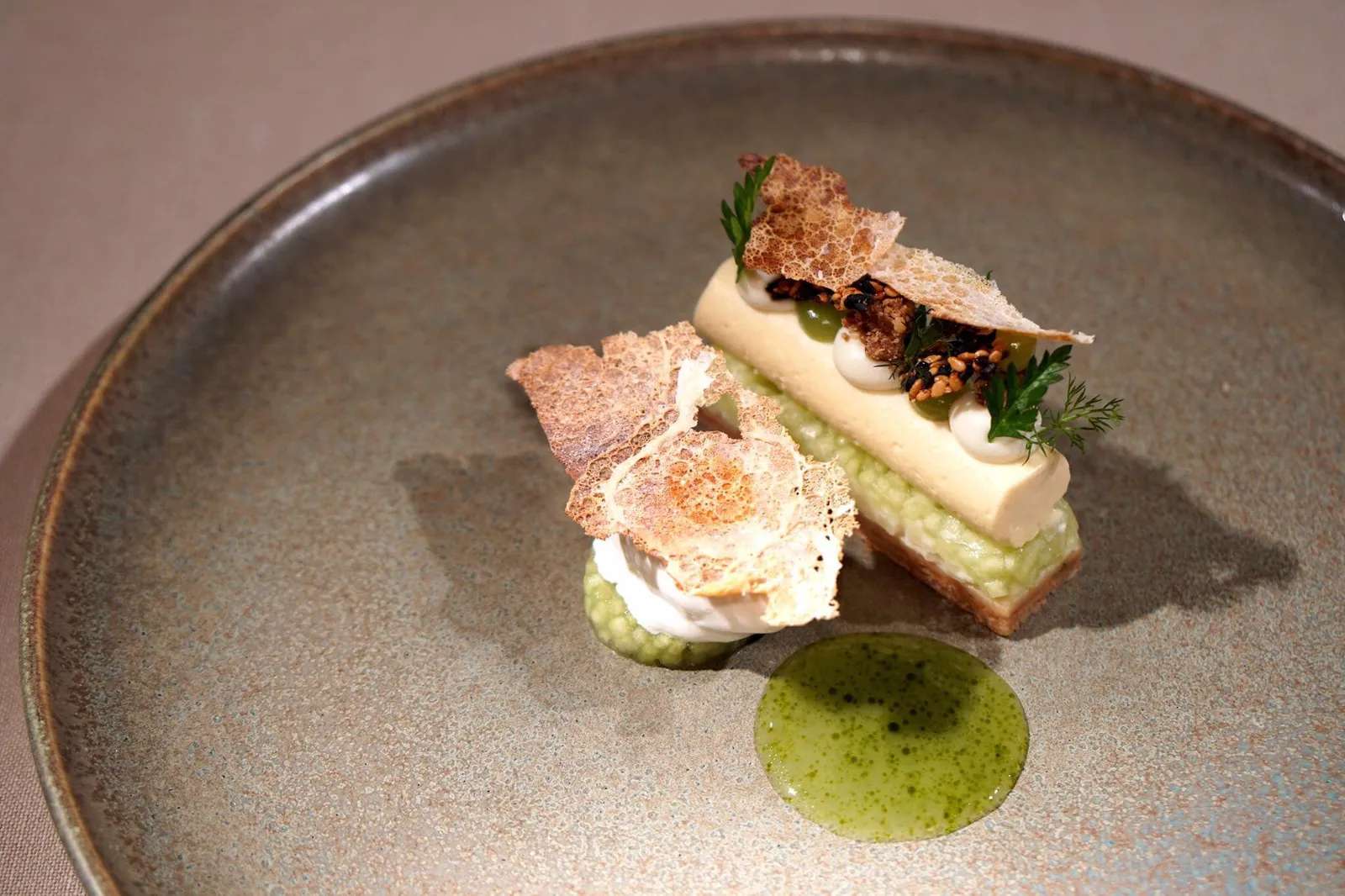 🍎 Jerusalem artichoke apple, fennel blossom & roasted sesame ถักมาคือไอศกรีมเยรูซาเล็มอาติโชค ทอปด้วยแอปเปิ้ลชัทนีย์ ขนาบข้างด้วยเฟนเนลครีม แอปเปิ้ล และเยรูซาเล็มอาติโชคชัทนีย์ งาเผา และซอสแอปเปิ้ลสีเขียวรสเปรี้ยว (16/20)