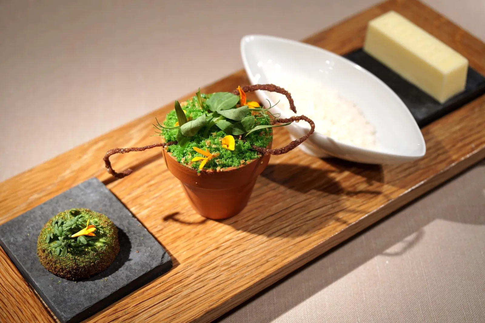 🍞 Atelier Bread Box butter and salt นอกจากขนมปังเเล้ว สุดยอดทีเด็ดอย่างเนย ก็เสิร์ฟมาแบบไม่ธรรมดา โดยมีเนยสามอย่างให้เลือกชิม เราชอบมากๆคืออันกลางในกระถามต้นไม้สวยงามคือเนยที่มีส่วนผสมของ cream cheese chorizo and chive butter นอกจากนี้ยังมีเกลือทะเลจากออสเตรเลีย และสุดท้ายคือ salted butter ที่สลักชื่อร้าน Atelier ไว้ด้านบน (20/20)