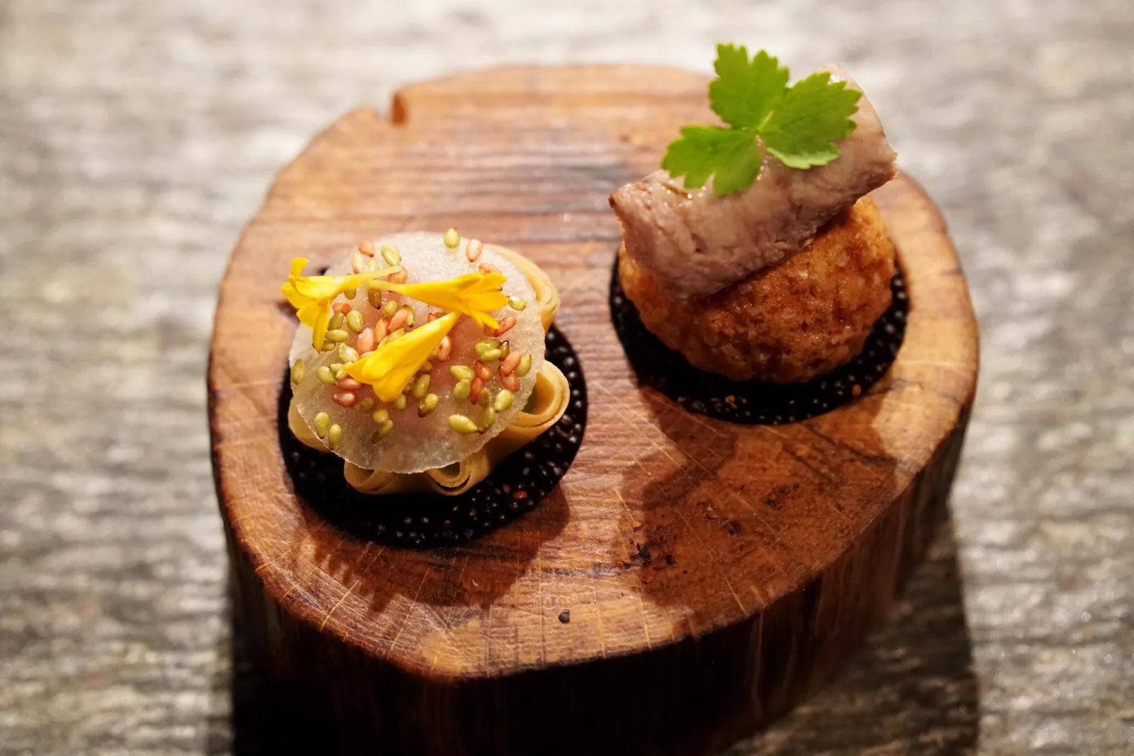 🍅 Profiterole oven tomatoes, caper & veal tongue โพรพิทเทอโรล ขนมกรอบสอดไส้มะเขือเทศช่วยเพิ่มรสอุมามิก่อนเข้ามื้ออาหาร ทานกับเคเปอร์ครีมและลิ้นลูกวัวชิ้นโตที่วางอยู่ด้านบน (18/20) 🥒 Crispy tartelette smoked eel & cucumber ทาร์ตเล็ทขนาดเล็ก ผิวแป้งมีสองชั้นดังที่เห็นในรูป ละเอียดมากๆ บาง กรอบ ภายในสอดไส้ปลาไหลรมควัน แรดิช และแตงกวา (18/20)