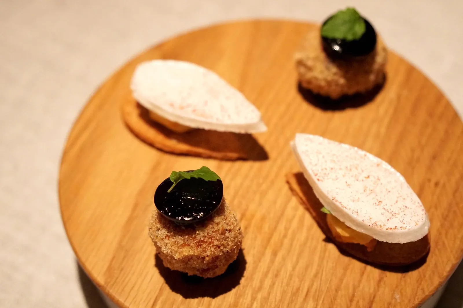PETIT FOURS Dumplings with elderberry lemon jelly and meringue ขนมรูปเกี๊ยวกับเอลเดอเบอรี่และเจลลี่มะนาวทอปด้วยเมอแรงก์สีขาว