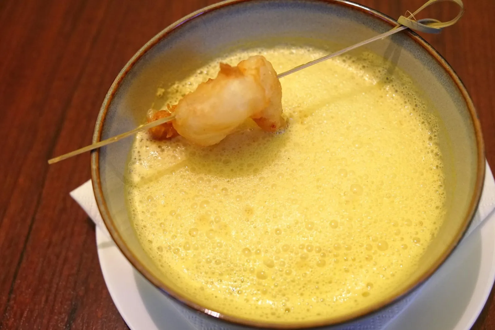 Lime soup, tempura prawn & shiitake mushrooms 🇯🇵 ซุปมะนาวรสเปรี้ยวจี๊ด ทานแล้วชวนนึกถึงเมนูต้มยำกุ้งบ้านเรามากๆ ตัวซุปไม่มีรสเผ็ด ทานสลับกับกุ้งเทมปุระกรอบนอก เนื้อนุ่มข้างใน เข้ากันได้ดีมากๆ (15/20)