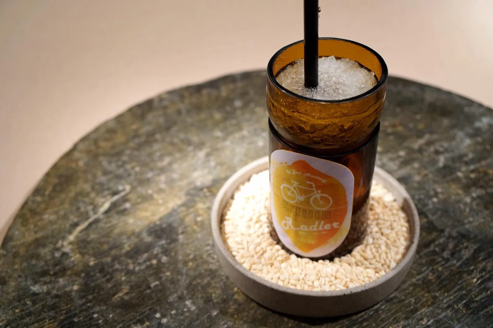 🥤„Atelier Radler“ อเตลิเย ราดเลอร์ คือกรานิต้าหรือน้ำแข็งไส ที่มีรสของส้มยูซู วานิลลา และขิง สุดท้ายใส่น้ำมะนาวโซดาชเวปลงไป มีรสเปรี้ยวมะนาว มีกลิ่นหอมวานิลลาเข้ากันได้ดีแบบไม่น่าเชื่อว่าน้ำมะนาวชเวปจะอร่อยได้แบบนี้ด้วย เป็คอร์สที่มาตัดรสชาติล้างปากได้ดีมากๆ (18/20)