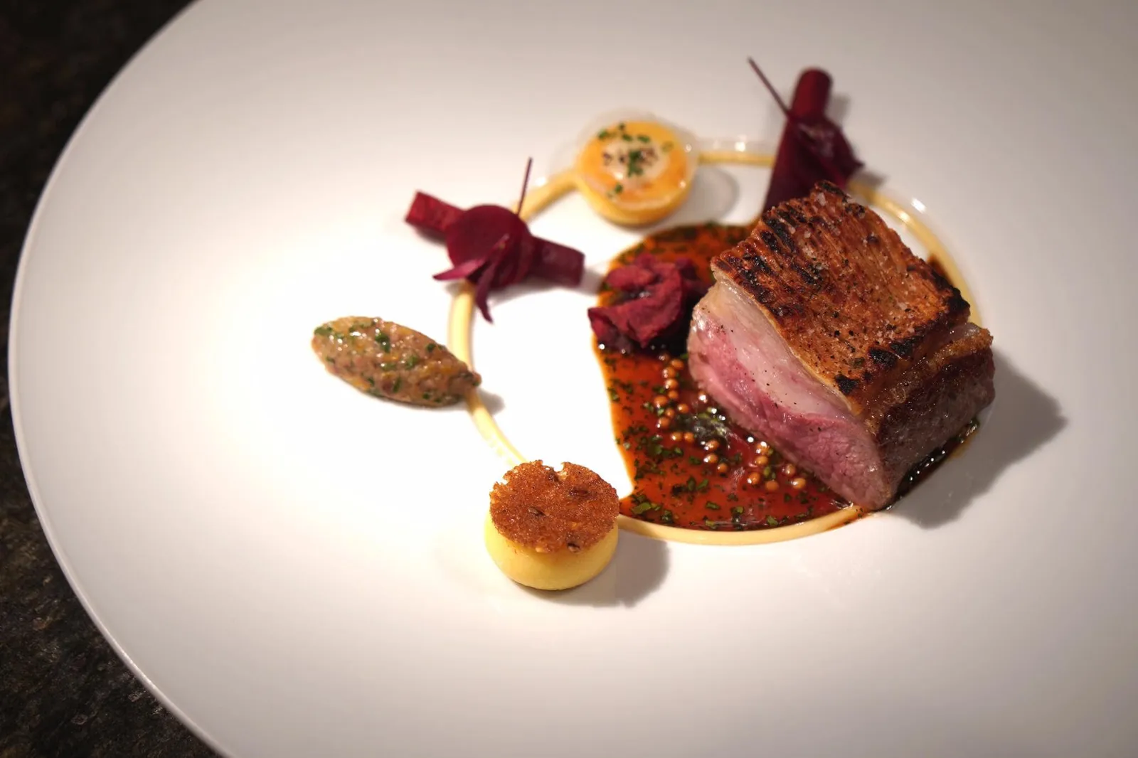 🐏 Saddle of lamb from Polting Estate polenta, goat‘s milk vacherin, in salt cooked beets, anchovy-citrus confit & pistoujus เนื้อเเกะจากเอสเตท โพลติ้ง ในแคว้นบาวาเรีย นำไปย่างกับน้ำมันของเนื้อแกะเอง มีกลิ่นหอม เนื้อแกะนุ่ม อร่อยมากๆ ขนาบข้างด้วยโปเลนต้าผสมกับวาเชรองนมเเกะ ราดด้วย beef jus หรือซอสเนื้อ ผสมกับแองโชวี่และซิตรัสรสเปรี้ยวตัดกันอย่างลงตัว (18/20)
